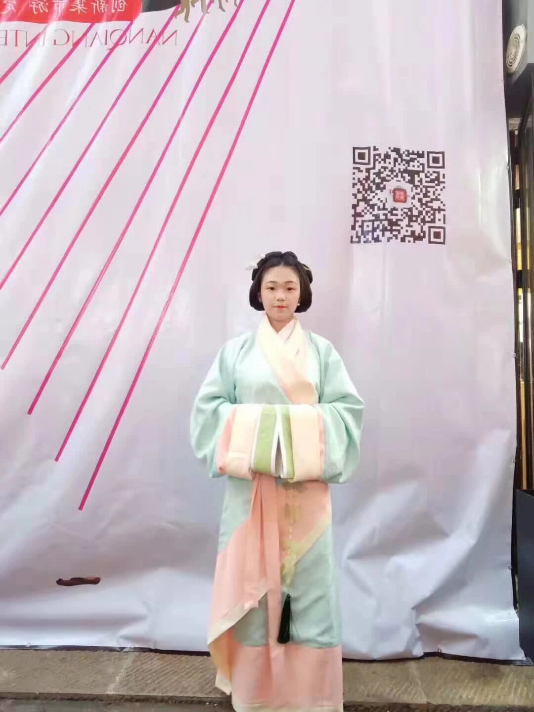 南强街今晚汉服炸街 十九点 T形台