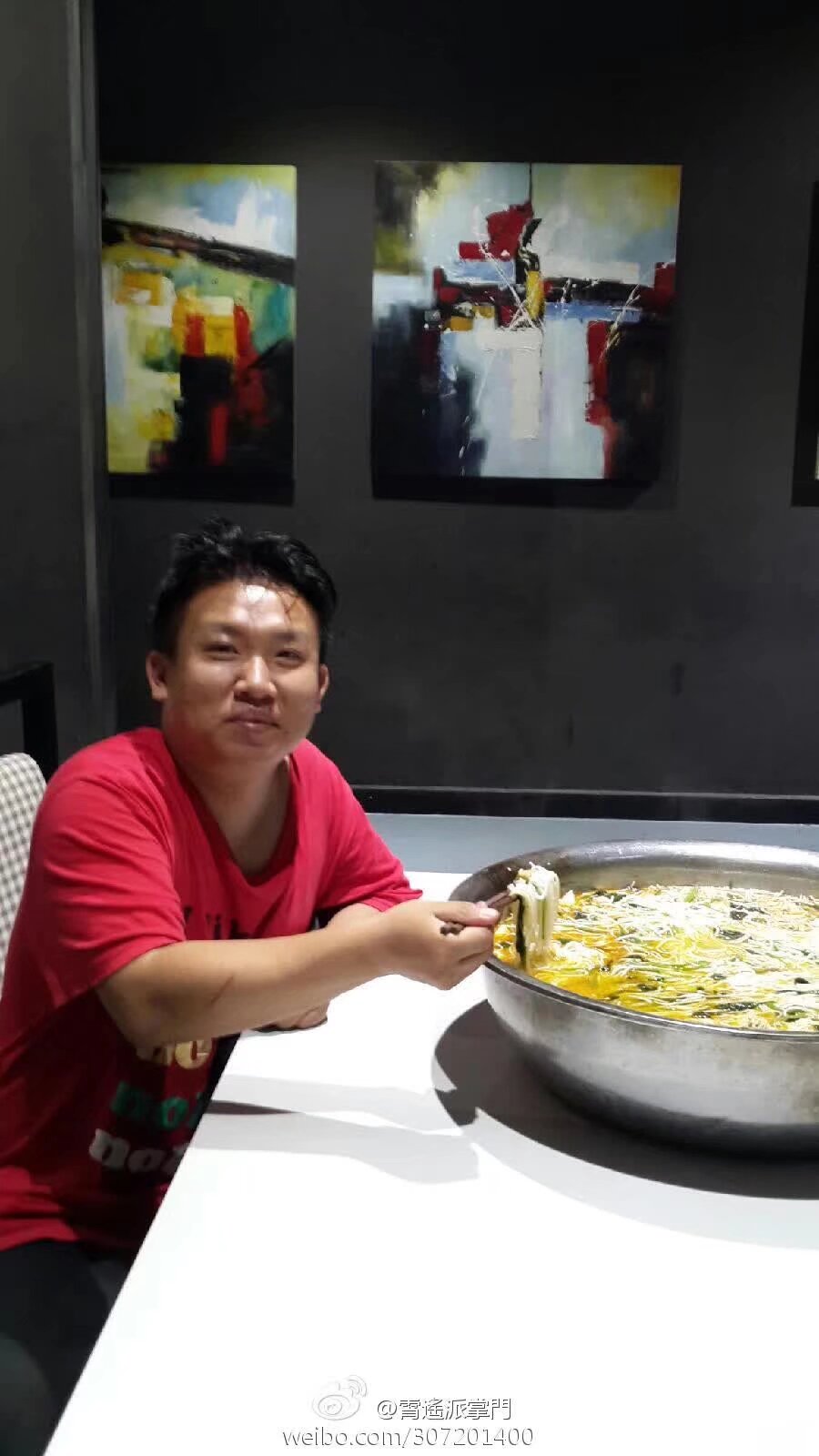 胖子都是暴食暴饮造成的 所以吃东西一定要适量