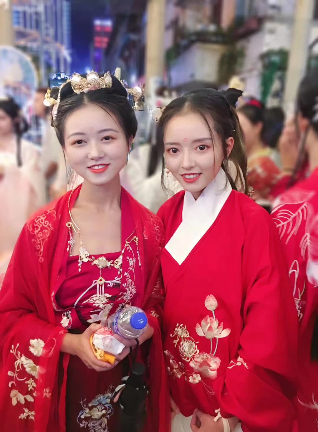双11 汉服宣传视频 化妆师 面试 周六26日下午阿里巴巴出资在社团和钱王街汉服实体店拍摄淘宝双11 汉服宣传片 需要2个厉害优秀的化妆师 出镜 现场化妆 要报名化妆师快和我联系，面试 优胜劣汰 一夜成名的机会 家喻户晓的良机 成为网红化妆师的云梯 扫码入群 参加面试