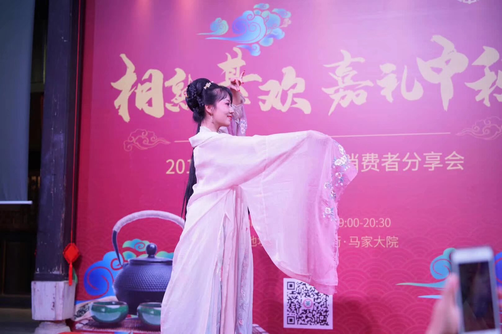 双11 汉服宣传视频 化妆师 面试 周六26日下午阿里巴巴出资在社团和钱王街汉服实体店拍摄淘宝双11 汉服宣传片 需要2个厉害优秀的化妆师 出镜 现场化妆 要报名化妆师快和我联系，面试 优胜劣汰 一夜成名的机会 家喻户晓的良机 成为网红化妆师的云梯 扫码入群 参加面试