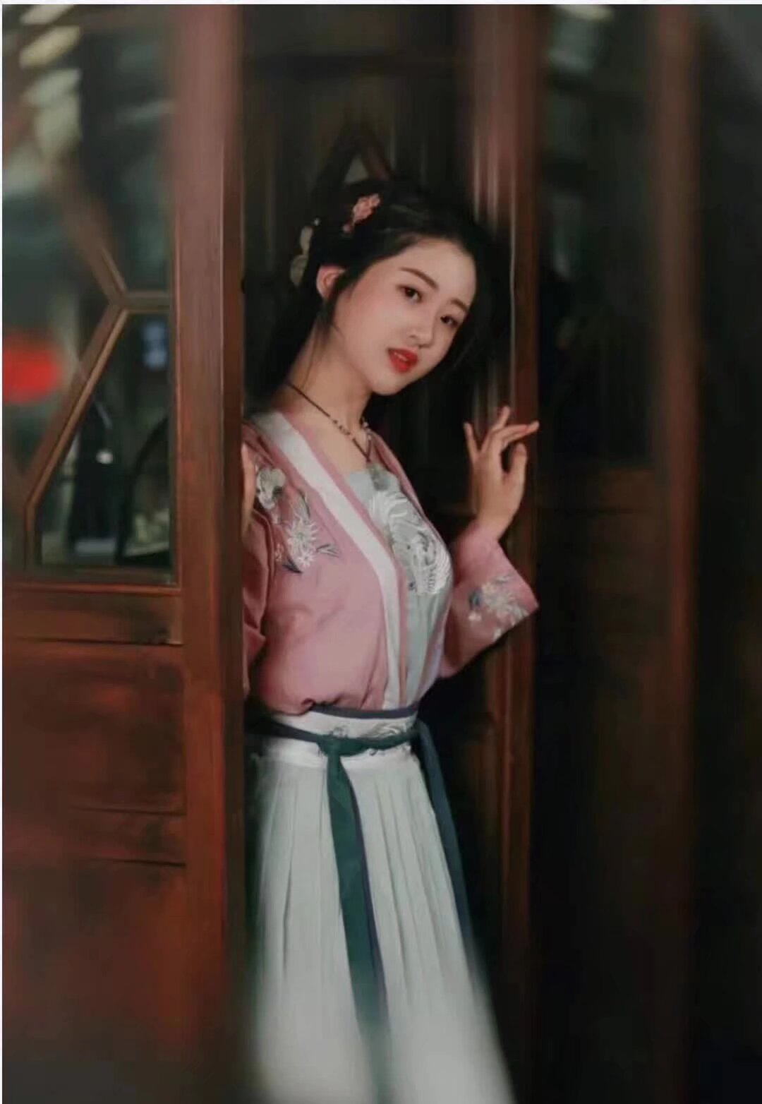 社团周末26 27日在钱王街举办汉服摄影展 社团经营摄影的旅拍和约拍的可以来摆摊 撸客户 带好印刷好的相册 扫码入群