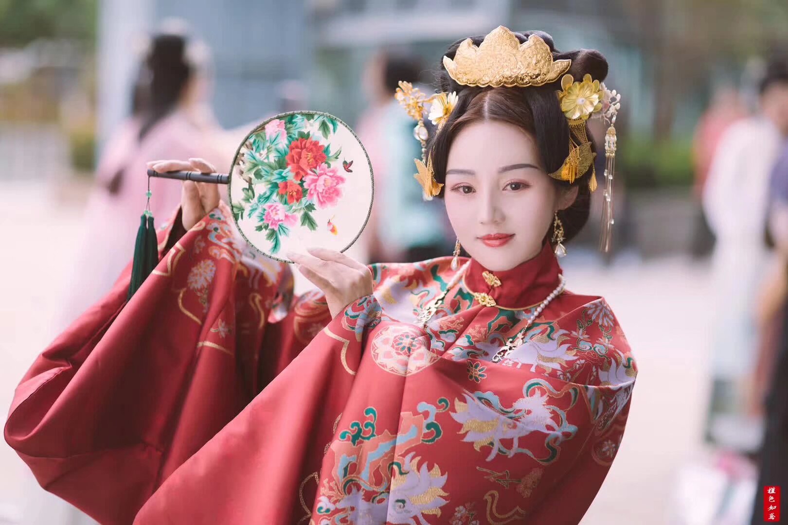 社团周末26 27日在钱王街举办汉服摄影展 社团经营摄影的旅拍和约拍的可以来摆摊 撸客户 带好印刷好的相册 扫码入群