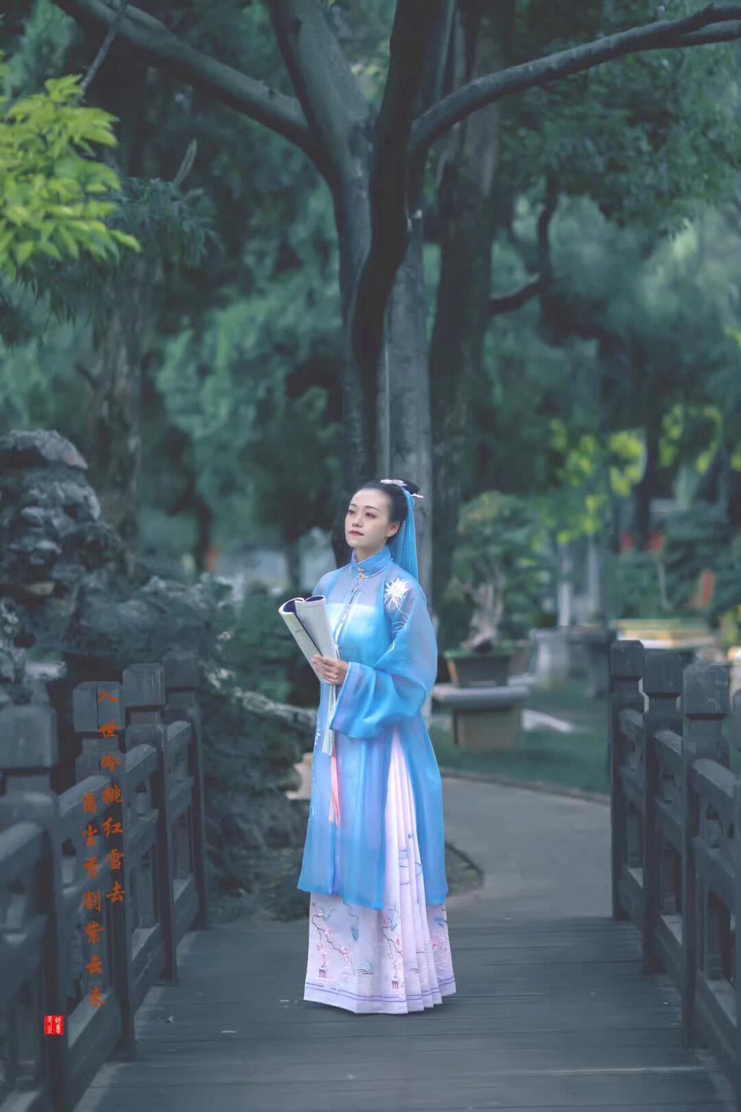 社团周末26 27日在钱王街举办汉服摄影展 社团经营摄影的旅拍和约拍的可以来摆摊 撸客户 带好印刷好的相册 扫码入群