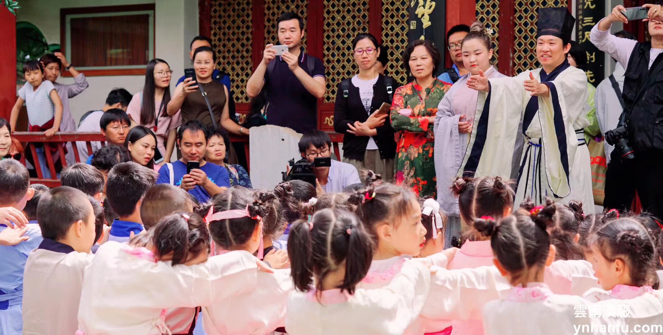 社团周六国学国学经典学习班 每周六早上十点半 钱王街78号二楼 明天第一期开课 全公益全免费 要参加的家庭明天直接去就可以，扫码入群 要求家长和孩子都要穿汉服