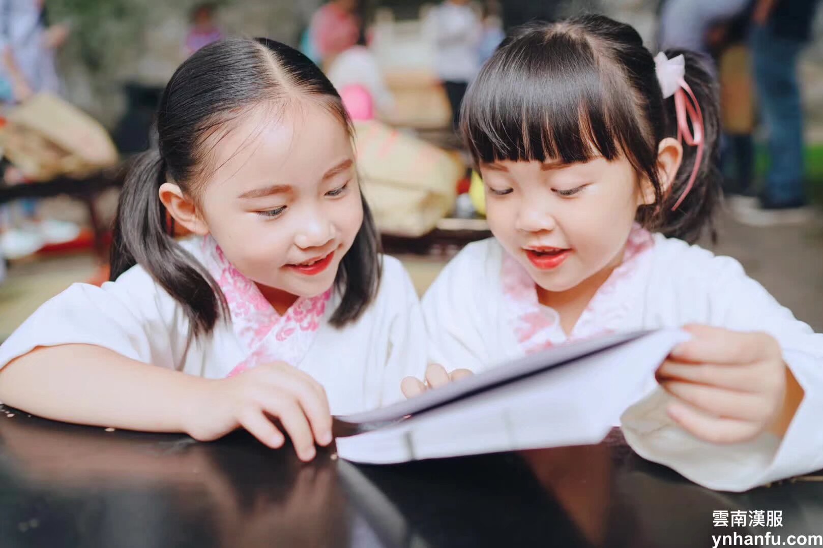 社团周六国学国学经典学习班 每周六早上十点半 钱王街78号二楼 明天第一期开课 全公益全免费 要参加的家庭明天直接去就可以，扫码入群 要求家长和孩子都要穿汉服