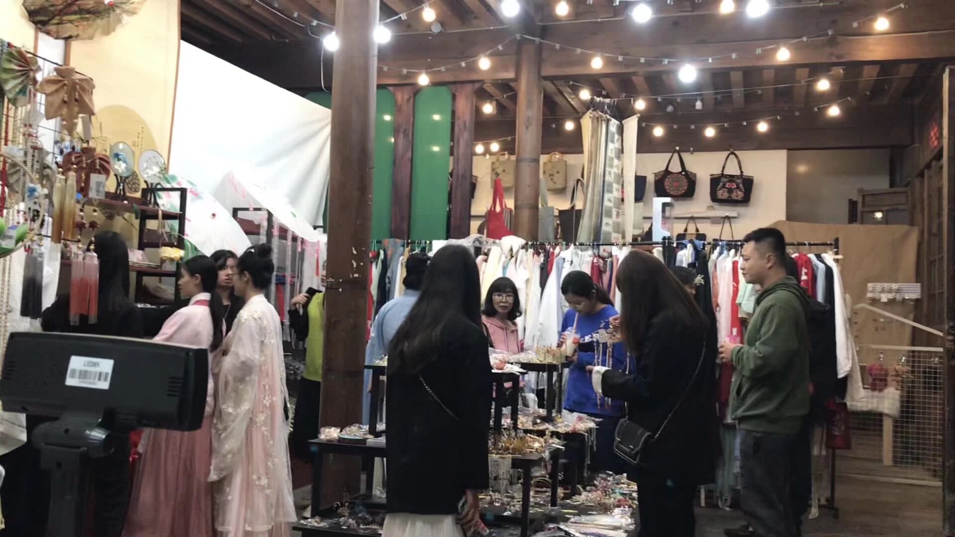 社团实体店钱王街店 招聘店员 全职 和兼职的岗位 每天10 点半 到晚九点 工资70 到110 喜欢穿汉服上班的宝宝快来 
要求：美人 表达能力好 热情 耐心 
程序报名 面试 培训 上岗 喜欢的宝宝扫码入群