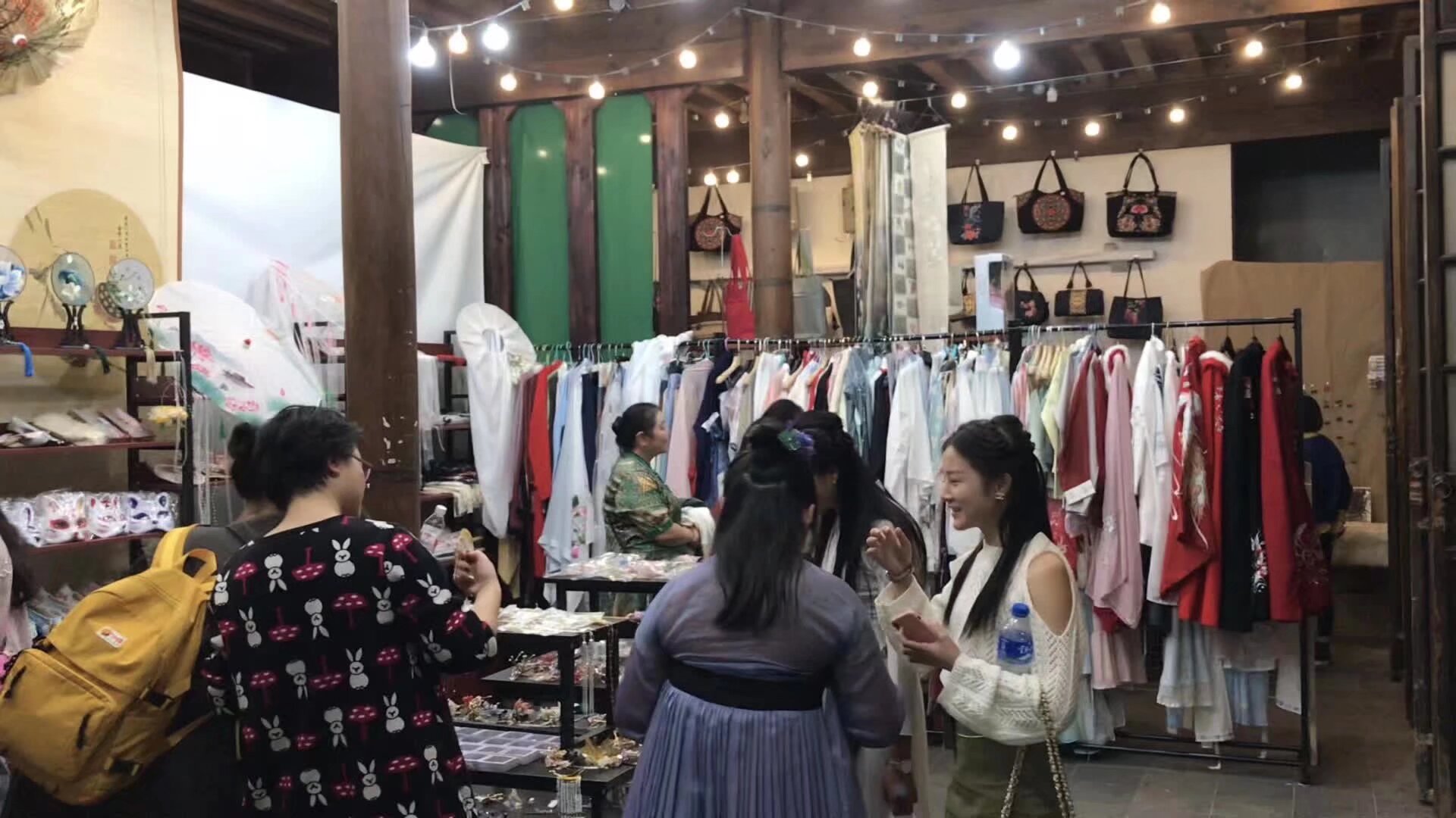 社团实体店钱王街店 招聘店员 全职 和兼职的岗位 每天10 点半 到晚九点 工资70 到110 喜欢穿汉服上班的宝宝快来 
要求：美人 表达能力好 热情 耐心 
程序报名 面试 培训 上岗 喜欢的宝宝扫码入群