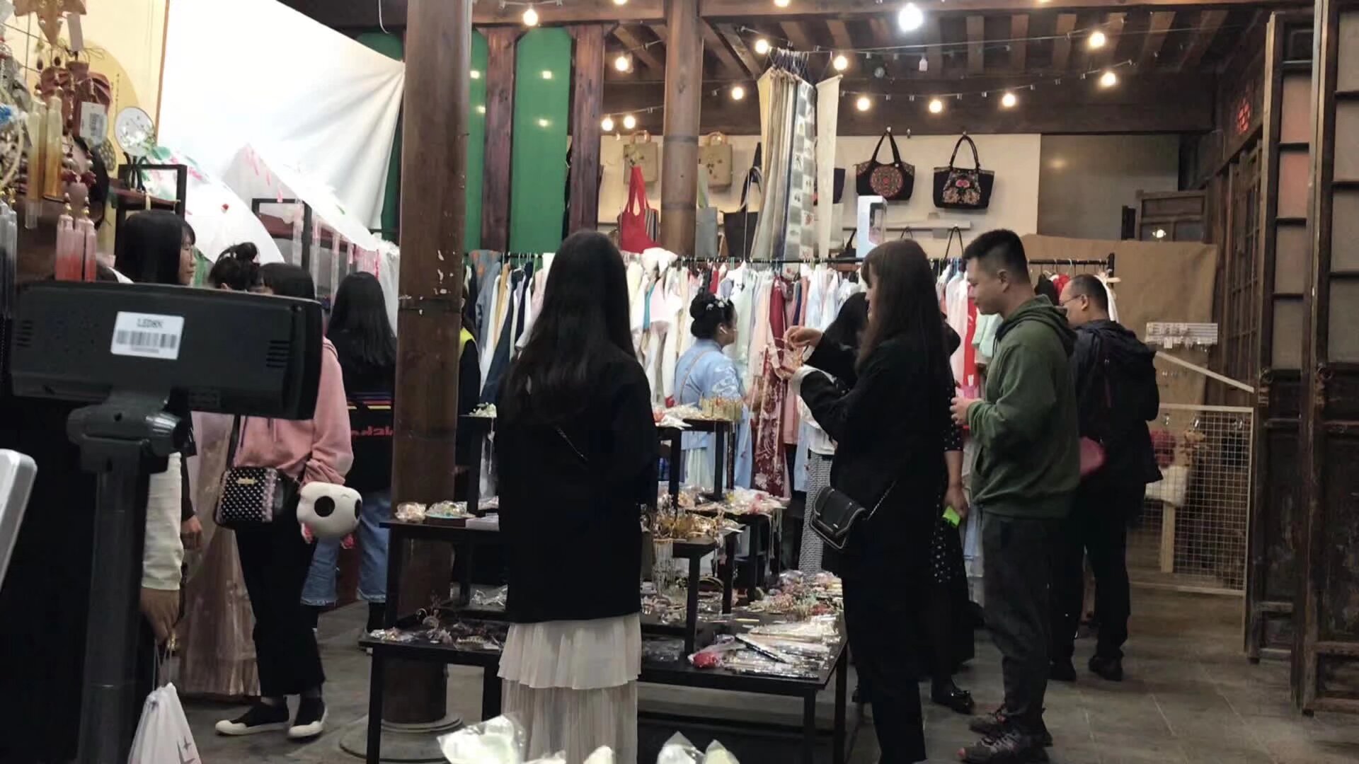 社团实体店钱王街店 招聘店员 全职 和兼职的岗位 每天10 点半 到晚九点 工资70 到110 喜欢穿汉服上班的宝宝快来 
要求：美人 表达能力好 热情 耐心 
程序报名 面试 培训 上岗 喜欢的宝宝扫码入群