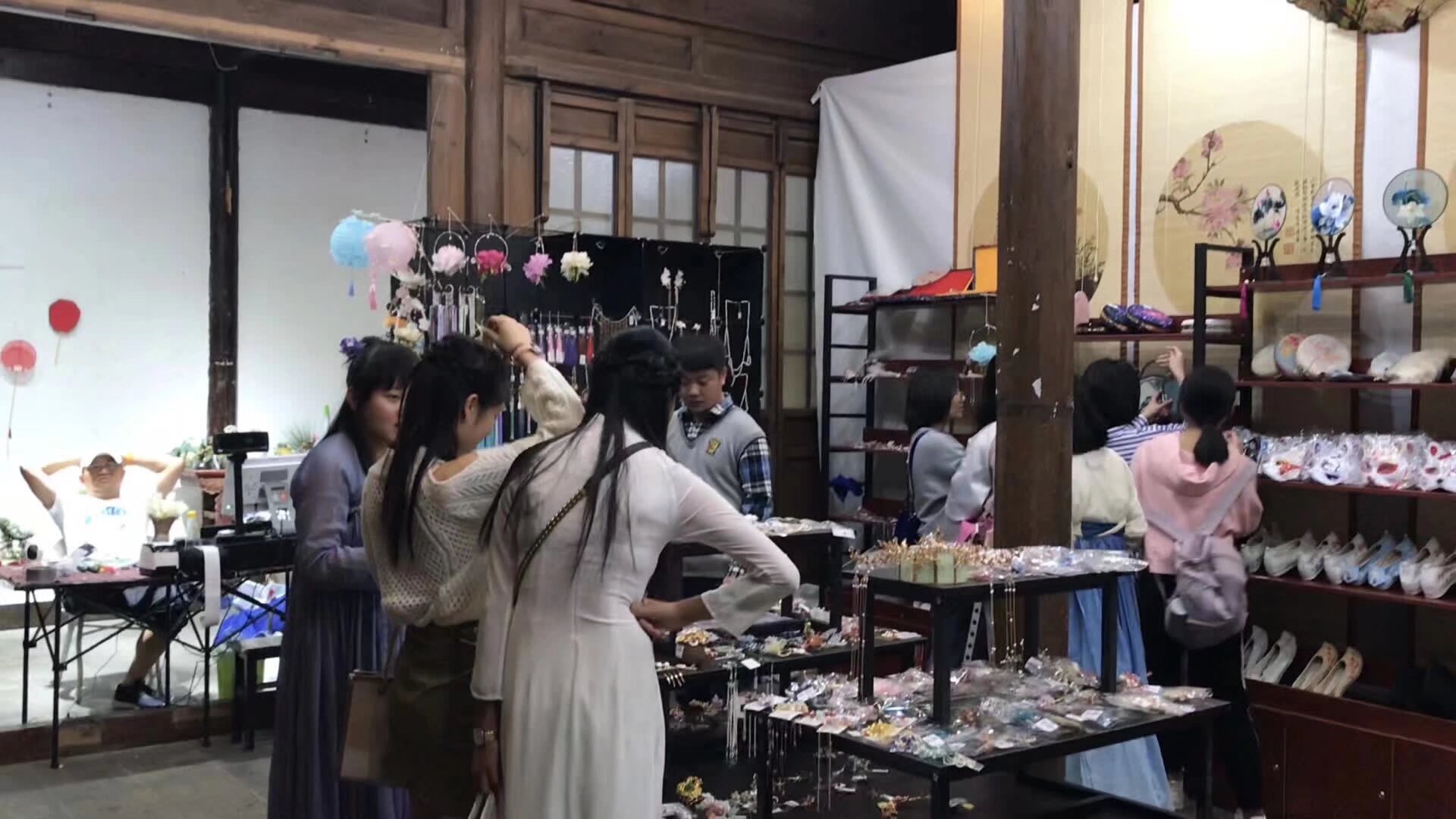 社团实体店钱王街店 招聘店员 全职 和兼职的岗位 每天10 点半 到晚九点 工资70 到110 喜欢穿汉服上班的宝宝快来 
要求：美人 表达能力好 热情 耐心 
程序报名 面试 培训 上岗 喜欢的宝宝扫码入群