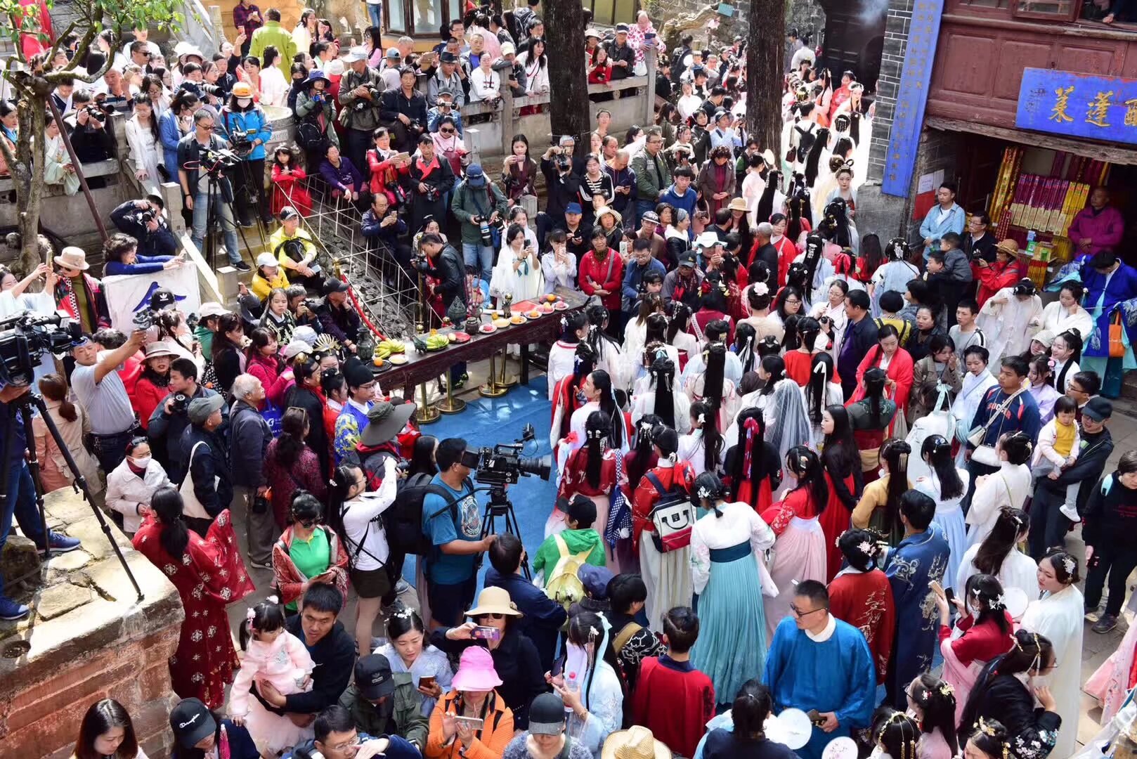 云南漢服直营的昆明三个漢服集市招募经营宝宝 全国全面推广 夜经济 
社团现有的 80 个摊主的基础上再扩大40个名额 分别经营
1 南强街汉服集市周末567三天 
2 钱王街汉服长期 
3 茶马花街汉服长期
报名通过以后 三个汉服集市一站通 
要求： 1 提供无盗版无山寨保证书 2 形象好 
产品  汉服 汉服周边产品 原创文创产品 发饰 鞋子 伞 扇子 
服务类 摄影 美妆 茶道 花艺
已在社团从业的 无需再进群 报名的新宝宝扫码入群 有问题请加微信电话15887217778