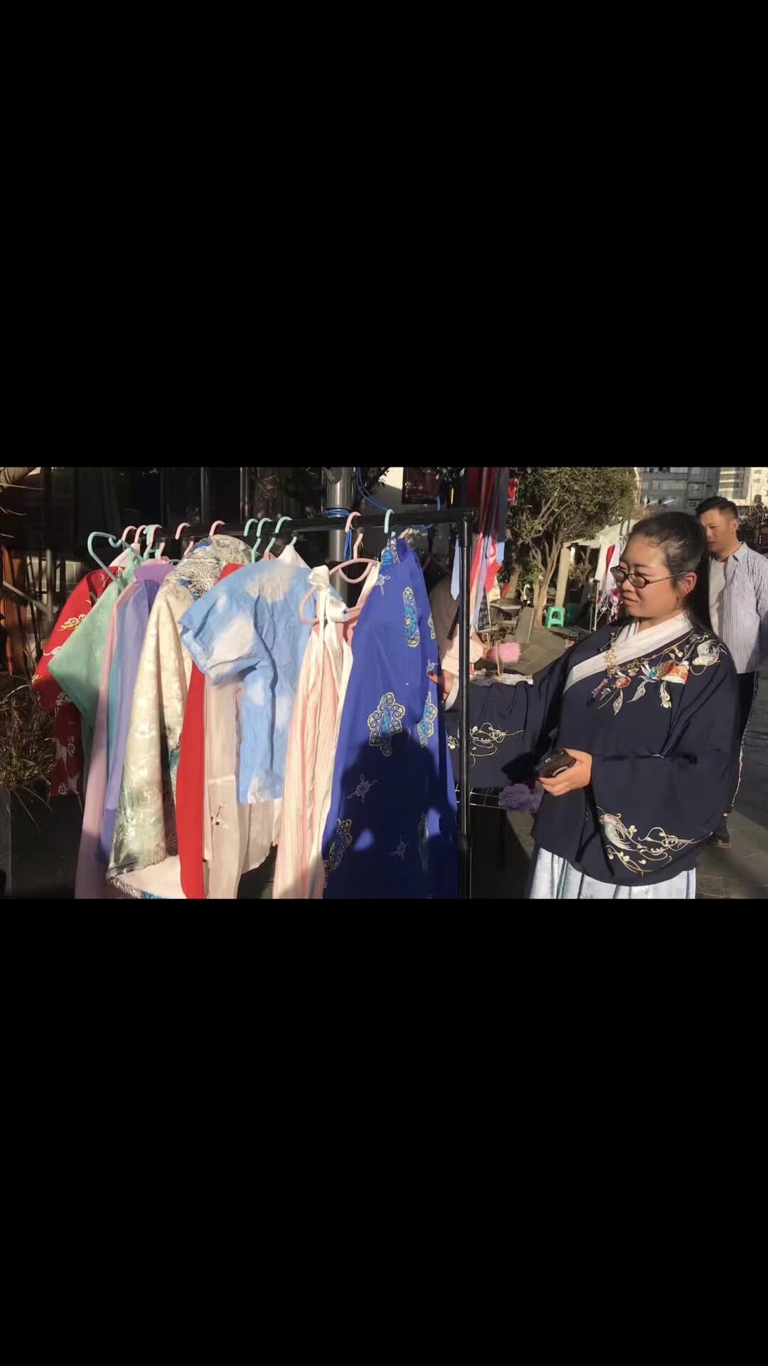 云南漢服直营的昆明三个漢服集市招募经营宝宝 全国全面推广 夜经济 
社团现有的 80 个摊主的基础上再扩大40个名额 分别经营
1 南强街汉服集市周末567三天 
2 钱王街汉服长期 
3 茶马花街汉服长期
报名通过以后 三个汉服集市一站通 
要求： 1 提供无盗版无山寨保证书 2 形象好 
产品  汉服 汉服周边产品 原创文创产品 发饰 鞋子 伞 扇子 
服务类 摄影 美妆 茶道 花艺
已在社团从业的 无需再进群 报名的新宝宝扫码入群 有问题请加微信电话15887217778
