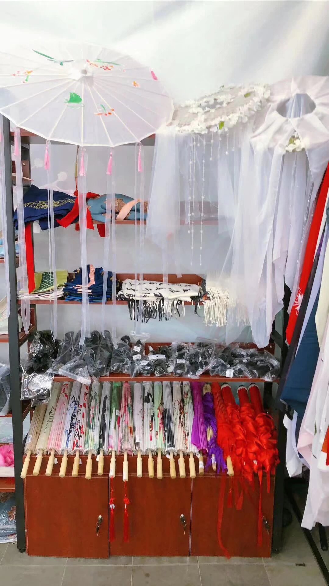 云南漢服直营的昆明三个漢服集市招募经营宝宝 全国全面推广 夜经济 
社团现有的 80 个摊主的基础上再扩大40个名额 分别经营
1 南强街汉服集市周末567三天 
2 钱王街汉服长期 
3 茶马花街汉服长期
报名通过以后 三个汉服集市一站通 
要求： 1 提供无盗版无山寨保证书 2 形象好 
产品  汉服 汉服周边产品 原创文创产品 发饰 鞋子 伞 扇子 
服务类 摄影 美妆 茶道 花艺
已在社团从业的 无需再进群 报名的新宝宝扫码入群 有问题请加微信电话15887217778