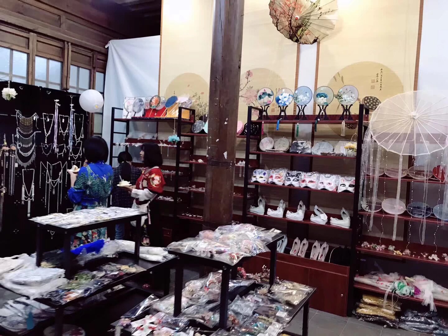 社团集体经营的汉服实体店准备就绪了 如果你是专业汉服饰品周边的生产商或者服务供应商如摄影 化妆 主持 婚庆 茶艺 花艺欢迎入住成为大供应商每个月只有40元的管理费 如果你是个体户有些自己做的东西或者二手不要的汉服周边欢迎以小供应商入住没有任何管理费  感兴趣的扫码入群 大供应商已有22个小供应商40个 地址 昆明市正义坊钱王街78号  十月开始上下两层超过300平米汉服超市 欢迎来炸店