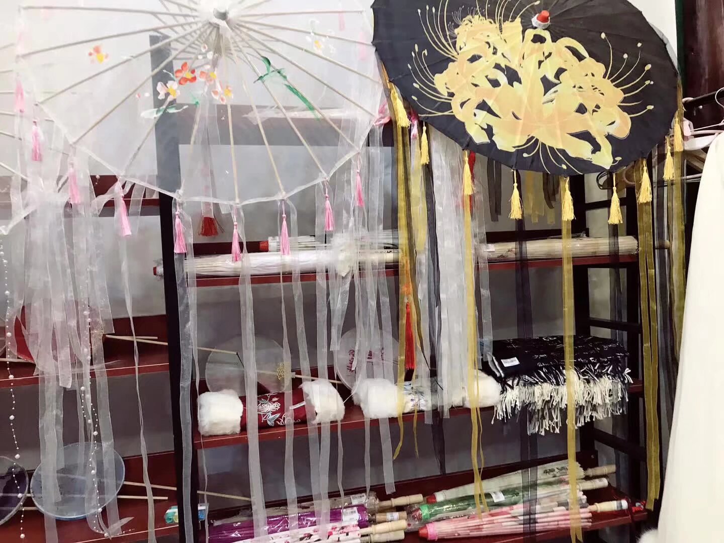 社团集体经营的汉服实体店准备就绪了 如果你是专业汉服饰品周边的生产商或者服务供应商如摄影 化妆 主持 婚庆 茶艺 花艺欢迎入住成为大供应商每个月只有40元的管理费 如果你是个体户有些自己做的东西或者二手不要的汉服周边欢迎以小供应商入住没有任何管理费  感兴趣的扫码入群 大供应商已有22个小供应商40个 地址 昆明市正义坊钱王街78号  十月开始上下两层超过300平米汉服超市 欢迎来炸店
