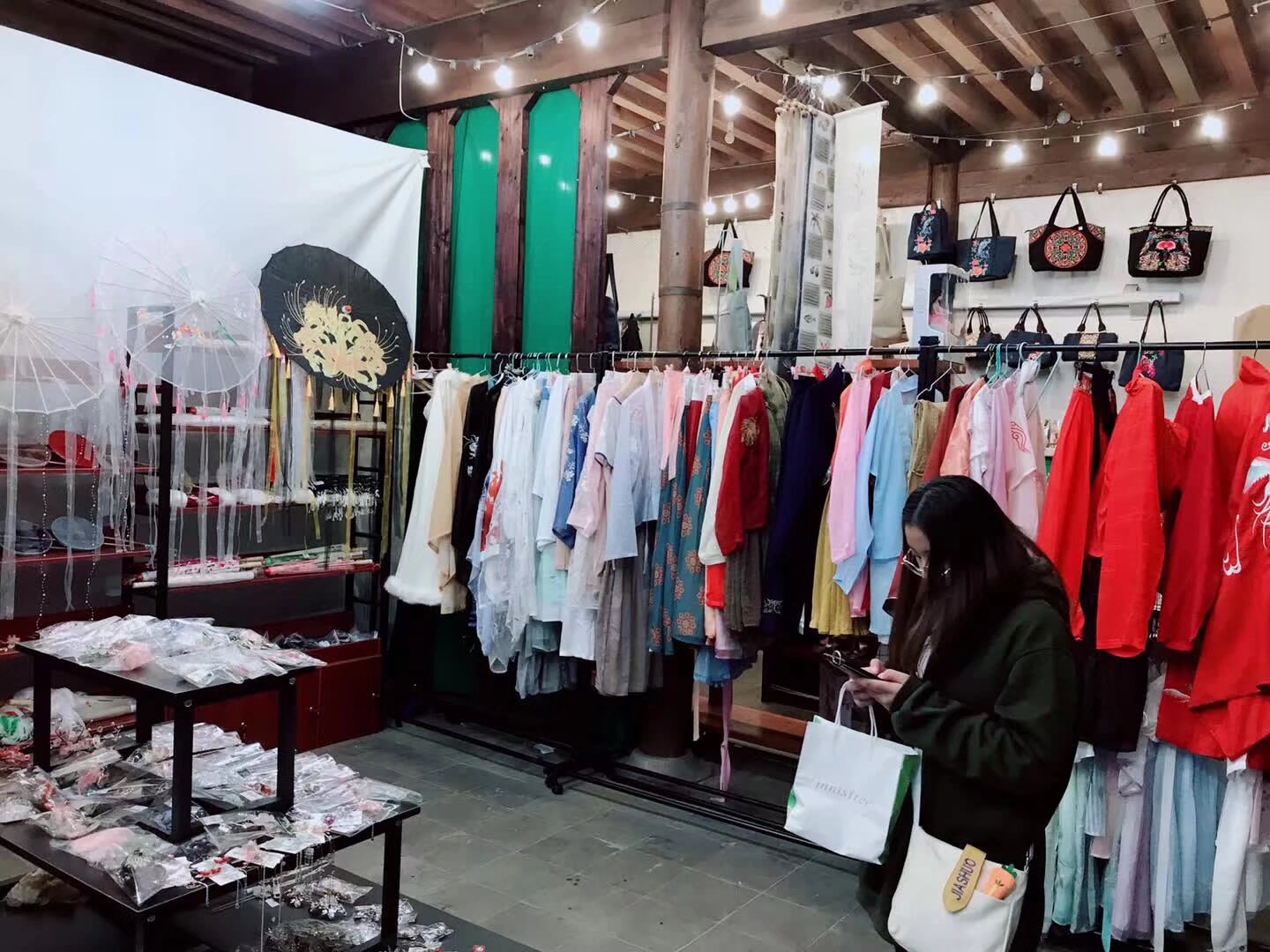 社团集体经营的汉服实体店准备就绪了 如果你是专业汉服饰品周边的生产商或者服务供应商如摄影 化妆 主持 婚庆 茶艺 花艺欢迎入住成为大供应商每个月只有40元的管理费 如果你是个体户有些自己做的东西或者二手不要的汉服周边欢迎以小供应商入住没有任何管理费  感兴趣的扫码入群 大供应商已有22个小供应商40个 地址 昆明市正义坊钱王街78号  十月开始上下两层超过300平米汉服超市 欢迎来炸店