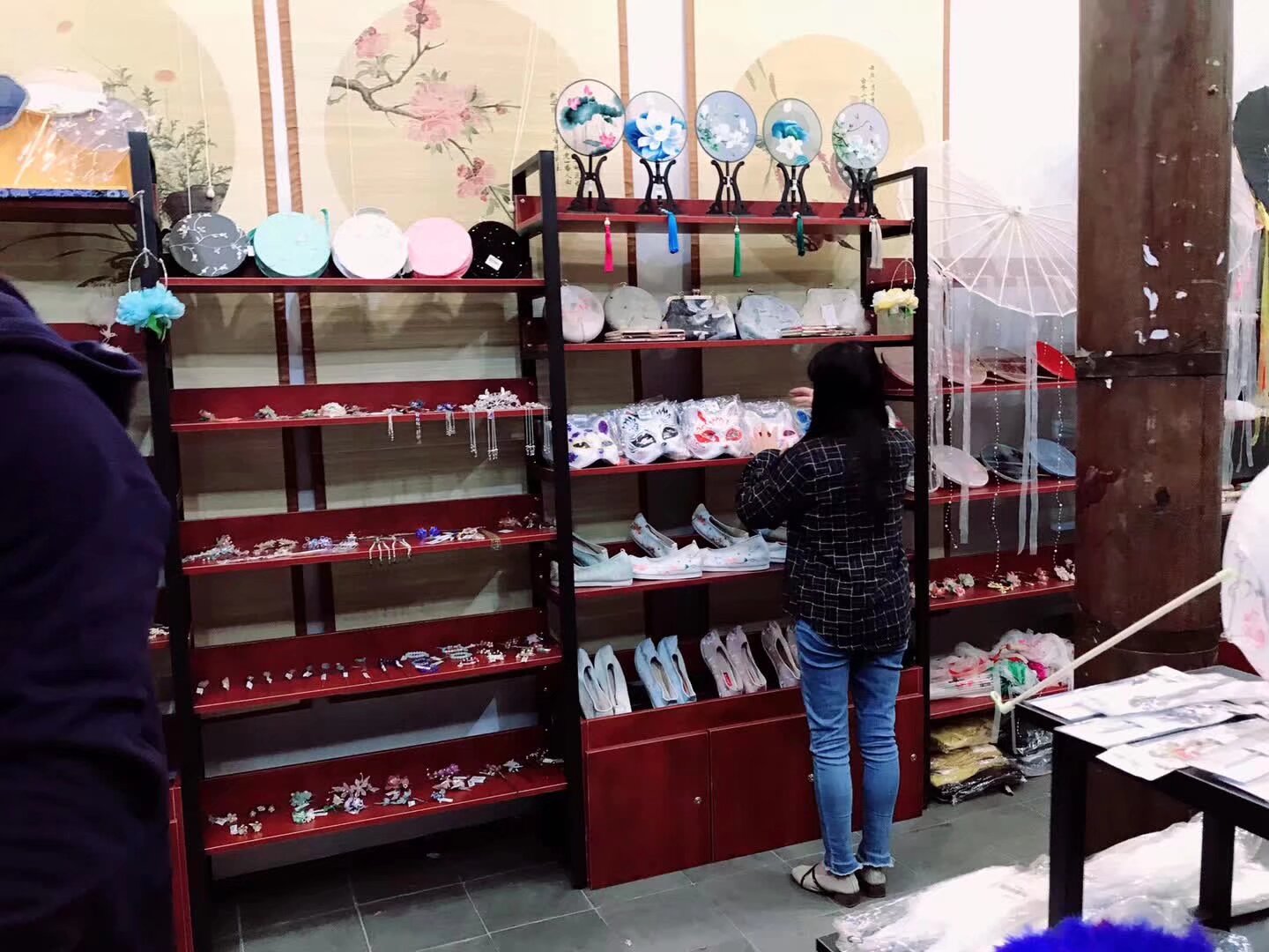 社团集体经营的汉服实体店准备就绪了 如果你是专业汉服饰品周边的生产商或者服务供应商如摄影 化妆 主持 婚庆 茶艺 花艺欢迎入住成为大供应商每个月只有40元的管理费 如果你是个体户有些自己做的东西或者二手不要的汉服周边欢迎以小供应商入住没有任何管理费  感兴趣的扫码入群 大供应商已有22个小供应商40个 地址 昆明市正义坊钱王街78号  十月开始上下两层超过300平米汉服超市 欢迎来炸店