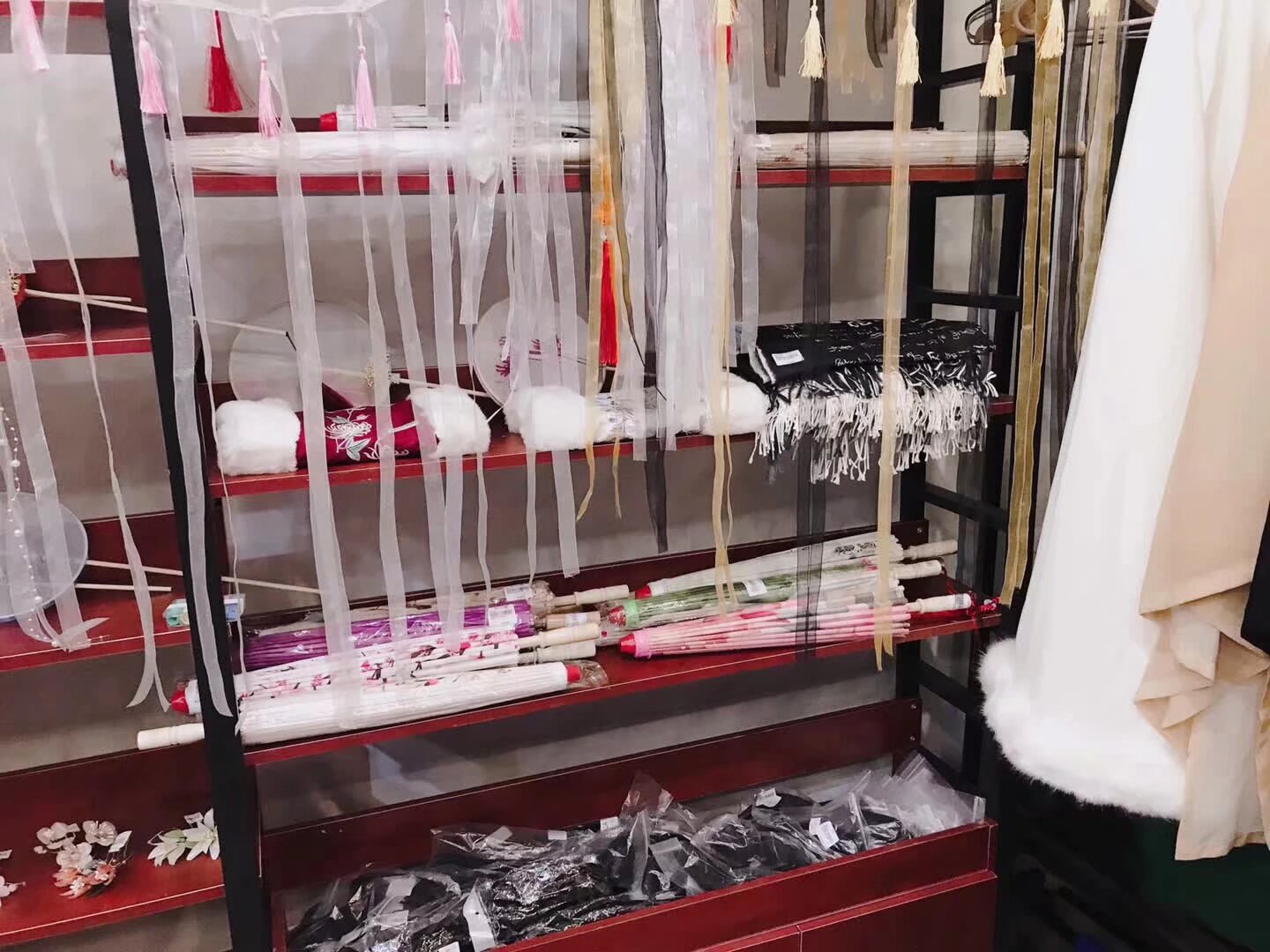 社团集体经营的汉服实体店准备就绪了 如果你是专业汉服饰品周边的生产商或者服务供应商如摄影 化妆 主持 婚庆 茶艺 花艺欢迎入住成为大供应商每个月只有40元的管理费 如果你是个体户有些自己做的东西或者二手不要的汉服周边欢迎以小供应商入住没有任何管理费  感兴趣的扫码入群 大供应商已有22个小供应商40个 地址 昆明市正义坊钱王街78号  十月开始上下两层超过300平米汉服超市 欢迎来炸店