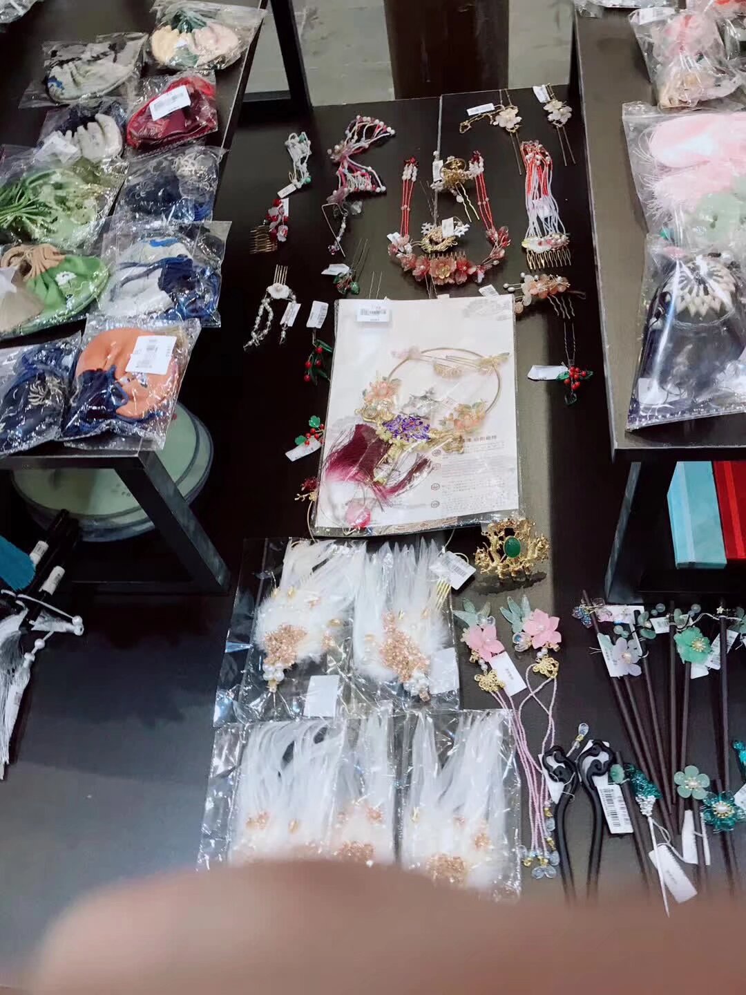 社团集体经营的汉服实体店准备就绪了 如果你是专业汉服饰品周边的生产商或者服务供应商如摄影 化妆 主持 婚庆 茶艺 花艺欢迎入住成为大供应商每个月只有40元的管理费 如果你是个体户有些自己做的东西或者二手不要的汉服周边欢迎以小供应商入住没有任何管理费  感兴趣的扫码入群 大供应商已有22个小供应商40个 地址 昆明市正义坊钱王街78号  十月开始上下两层超过300平米汉服超市 欢迎来炸店