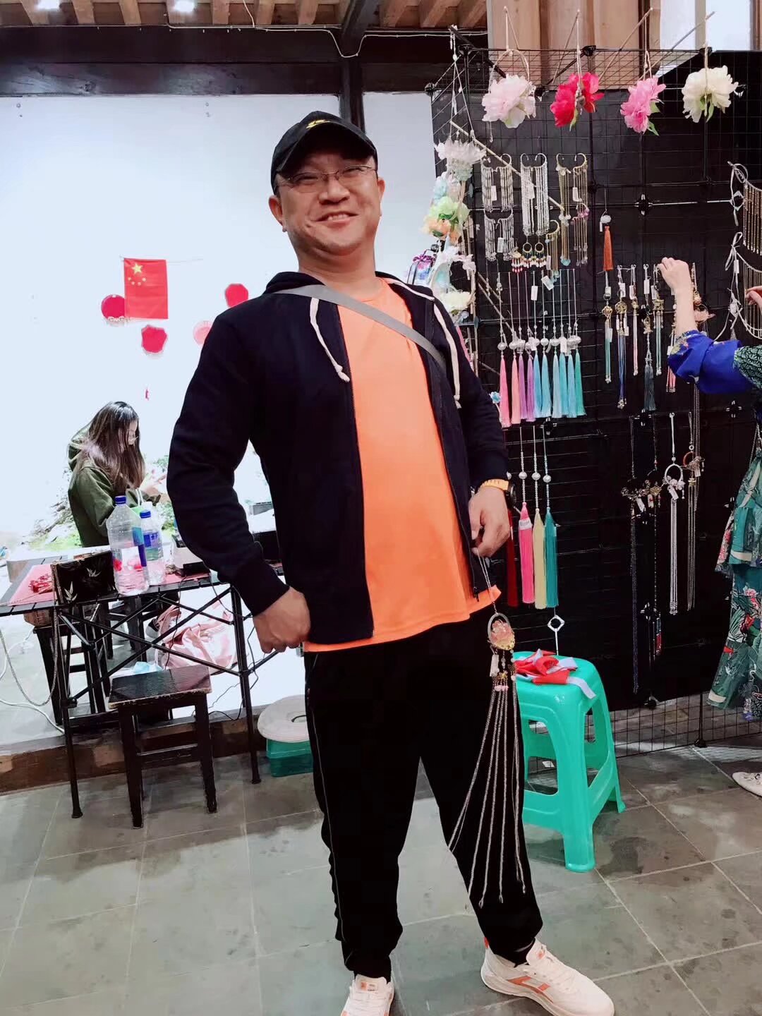 社团集体经营的汉服实体店准备就绪了 如果你是专业汉服饰品周边的生产商或者服务供应商如摄影 化妆 主持 婚庆 茶艺 花艺欢迎入住成为大供应商每个月只有40元的管理费 如果你是个体户有些自己做的东西或者二手不要的汉服周边欢迎以小供应商入住没有任何管理费  感兴趣的扫码入群 大供应商已有22个小供应商40个 地址 昆明市正义坊钱王街78号  十月开始上下两层超过300平米汉服超市 欢迎来炸店
