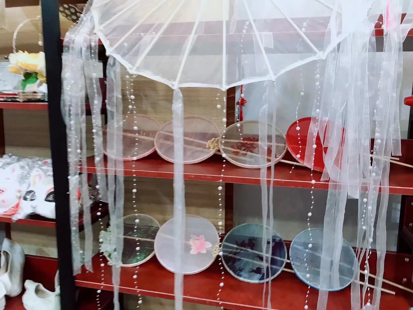 社团集体经营的汉服实体店准备就绪了 如果你是专业汉服饰品周边的生产商或者服务供应商如摄影 化妆 主持 婚庆 茶艺 花艺欢迎入住成为大供应商每个月只有40元的管理费 如果你是个体户有些自己做的东西或者二手不要的汉服周边欢迎以小供应商入住没有任何管理费  感兴趣的扫码入群 大供应商已有22个小供应商40个 地址 昆明市正义坊钱王街78号  十月开始上下两层超过300平米汉服超市 欢迎来炸店
