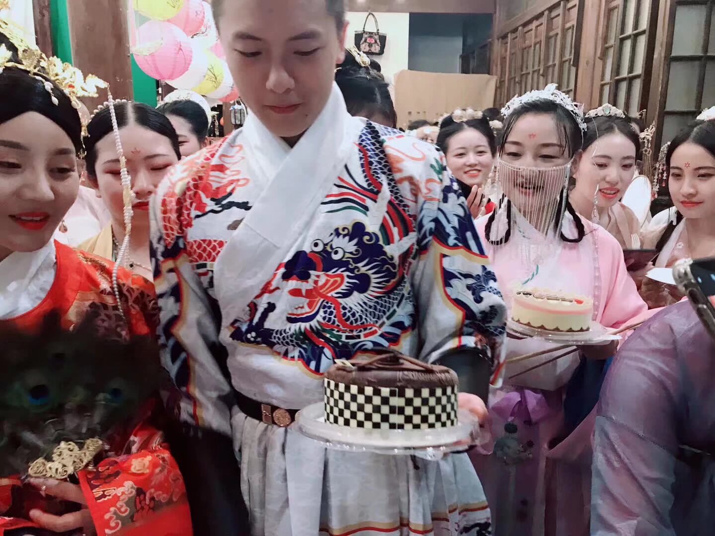中秋 祭月 在上古是封赏奖励的佳节 今天社团大家聚会社团请大家吃月饼吃蛋糕冰淇淋 喝一喝社团姐姐自己的佳酿