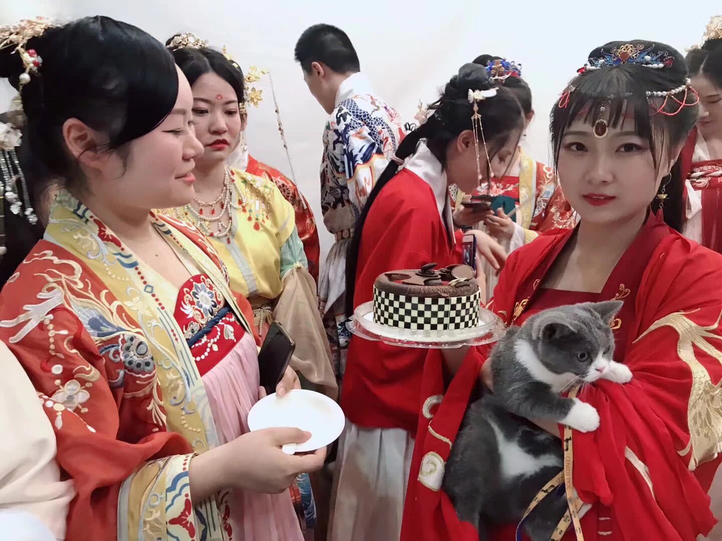 中秋 祭月 在上古是封赏奖励的佳节 今天社团大家聚会社团请大家吃月饼吃蛋糕冰淇淋 喝一喝社团姐姐自己的佳酿