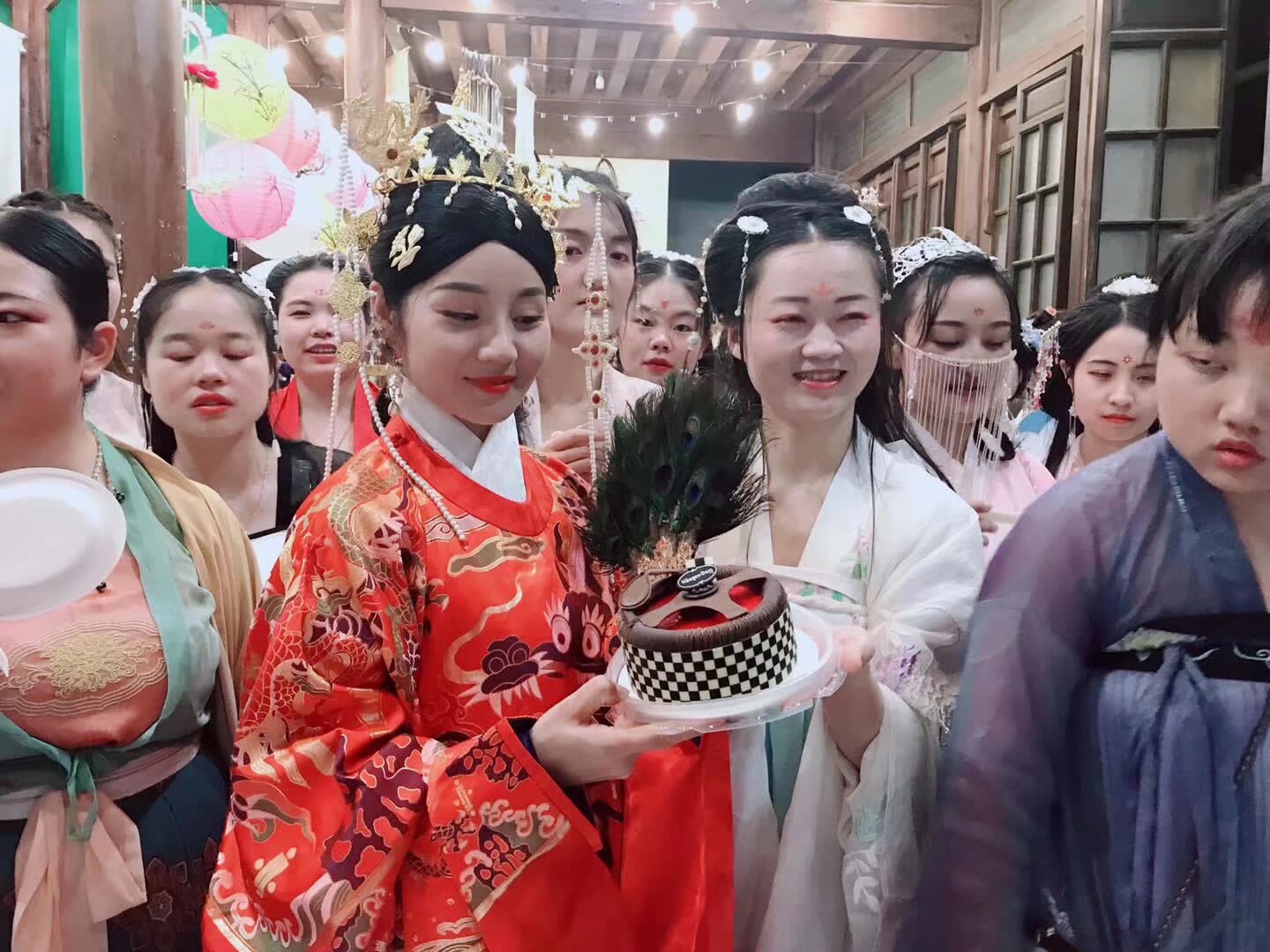 中秋 祭月 在上古是封赏奖励的佳节 今天社团大家聚会社团请大家吃月饼吃蛋糕冰淇淋 喝一喝社团姐姐自己的佳酿
