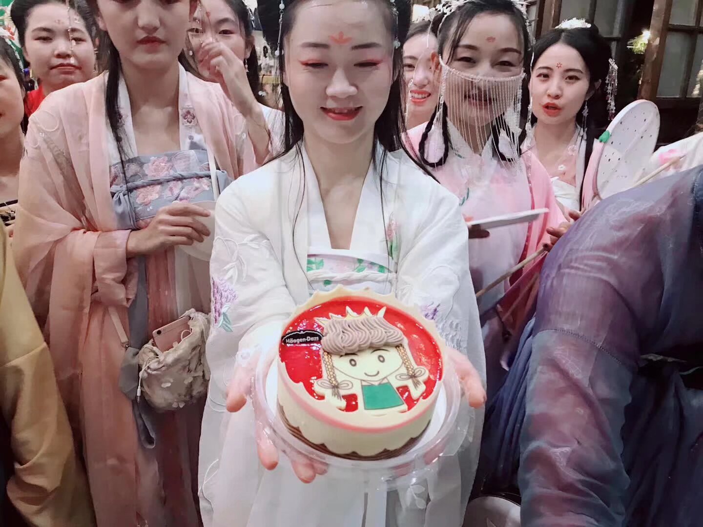 中秋 祭月 在上古是封赏奖励的佳节 今天社团大家聚会社团请大家吃月饼吃蛋糕冰淇淋 喝一喝社团姐姐自己的佳酿