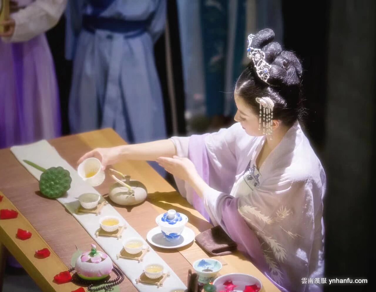 9月12日 晚19點 中秋宮廷茶會 賞月 高端活動  地點 馬家大院 掃碼入群 《相熟甚欢·嘉礼中秋》名額80人 社團內部人員免費 但需要穿正規漢服 美人優先 全程網絡和媒體直播
參與單位 中茶普洱 雍也茶道院 雲南漢服 
喜歡從業 茶藝茶道茶行業的優先