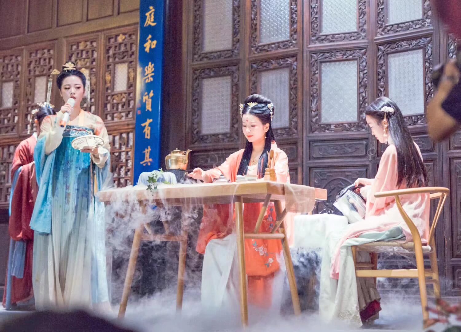 9月12日 晚19點 中秋宮廷茶會 賞月 高端活動  地點 馬家大院 掃碼入群 《相熟甚欢·嘉礼中秋》名額80人 社團內部人員免費 但需要穿正規漢服 美人優先 全程網絡和媒體直播
參與單位 中茶普洱 雍也茶道院 雲南漢服 
喜歡從業 茶藝茶道茶行業的優先