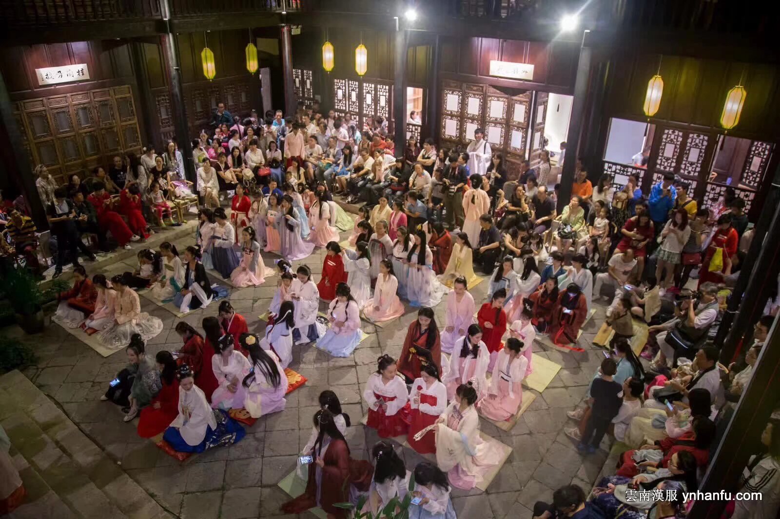 9月12日 晚19點 中秋宮廷茶會 賞月 高端活動  地點 馬家大院 掃碼入群 《相熟甚欢·嘉礼中秋》名額80人 社團內部人員免費 但需要穿正規漢服 美人優先 全程網絡和媒體直播
參與單位 中茶普洱 雍也茶道院 雲南漢服 
喜歡從業 茶藝茶道茶行業的優先