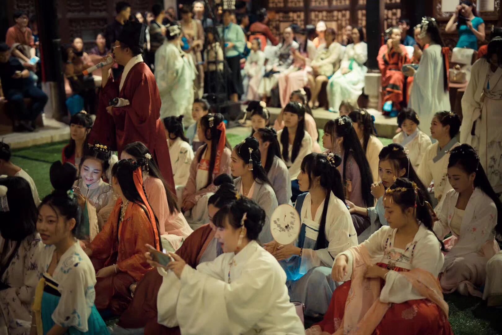 9月12日 晚19點 中秋宮廷茶會 賞月 高端活動  地點 馬家大院 掃碼入群 《相熟甚欢·嘉礼中秋》名額80人 社團內部人員免費 但需要穿正規漢服 美人優先 全程網絡和媒體直播
參與單位 中茶普洱 雍也茶道院 雲南漢服 
喜歡從業 茶藝茶道茶行業的優先