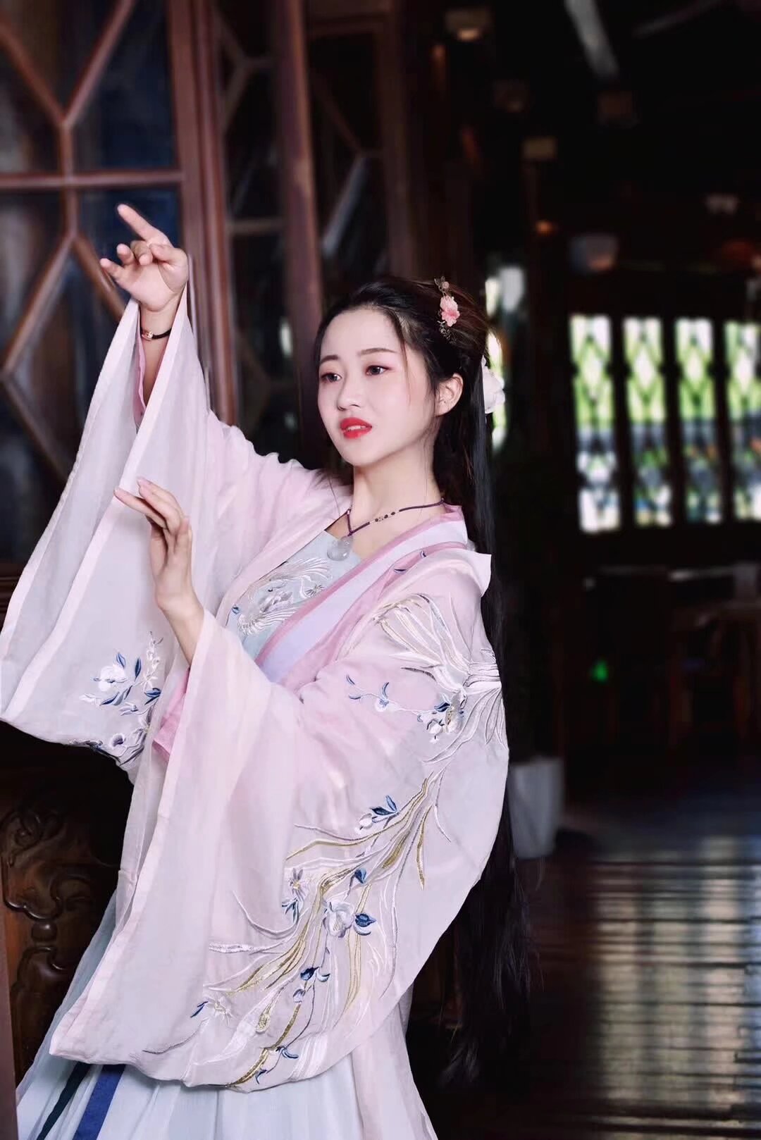 看我们的新女神