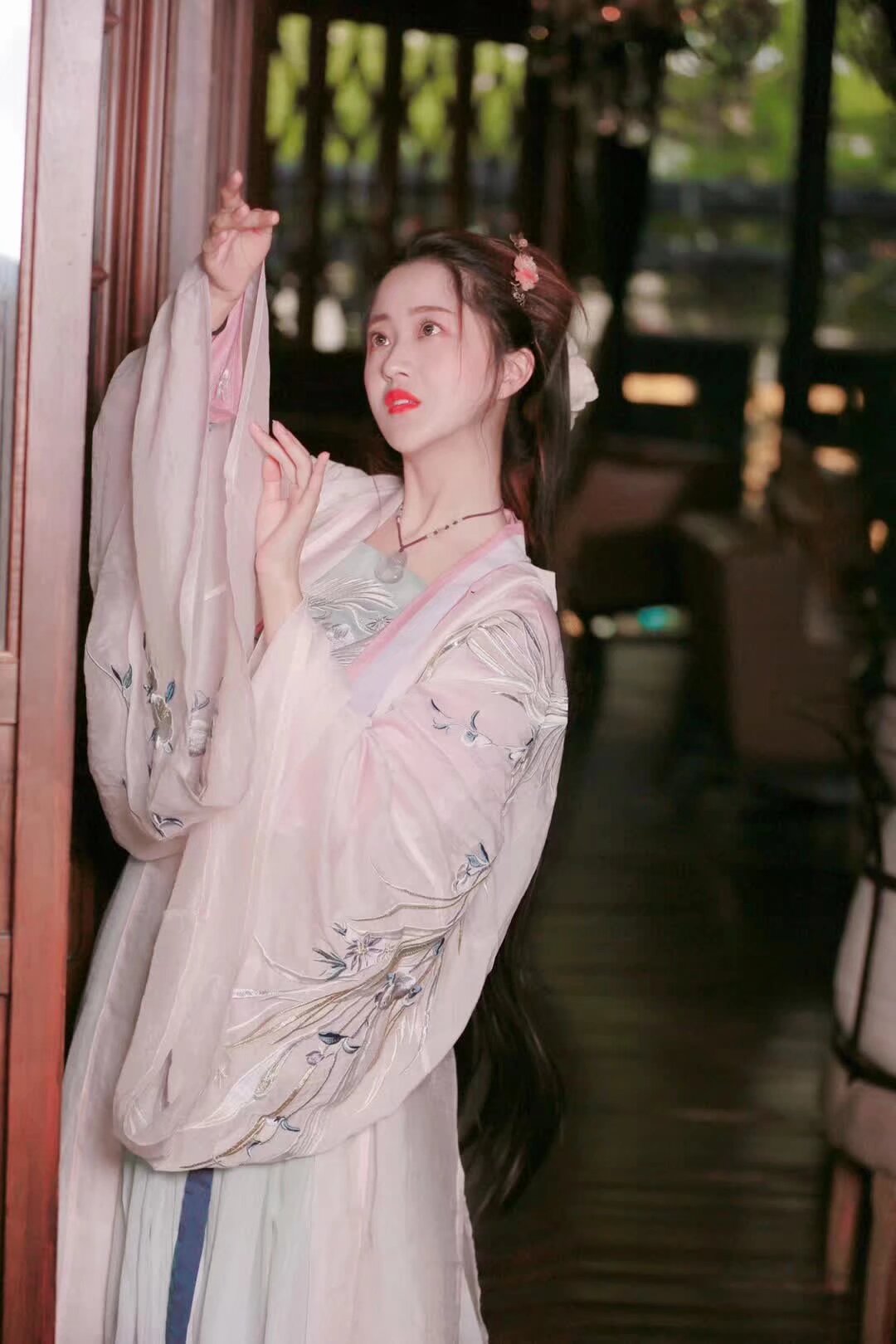 看我们的新女神