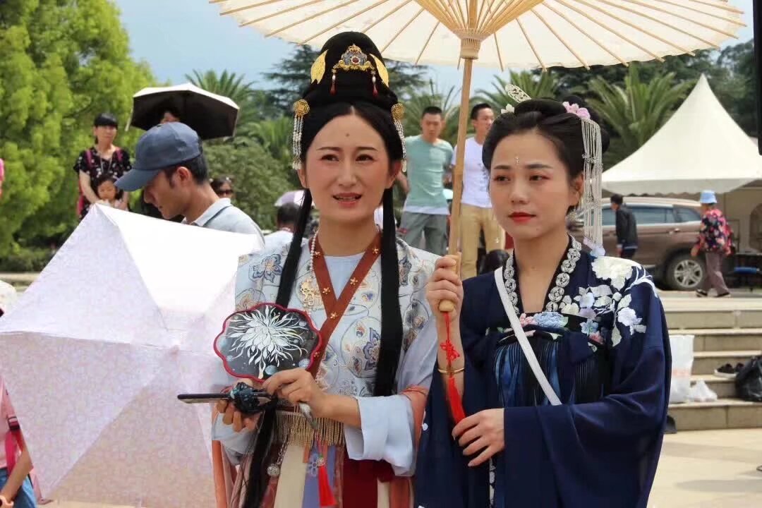 今天6月8日 世博園 昙花寺 金殿 大观楼 活动和昨天一样 穿汉服都免门票 世博园想坐龙船出海的每天有部分名额找我报名 晚上南强街有汉服集市和文化遗产讲座 下午 16:90