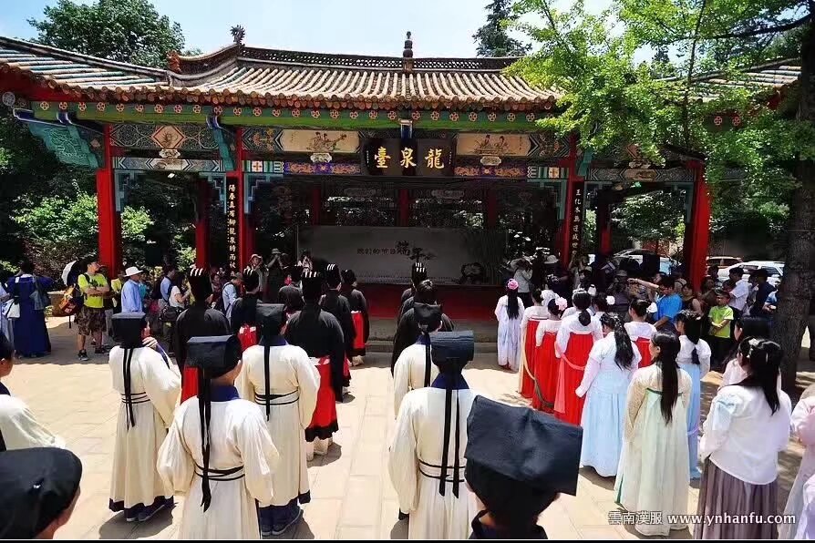雲南漢服2019年端午 6月7日 同時在世博園 金殿 昙花寺 大观楼 举行 6月8号继续 所有公园除大观楼都可以穿漢服免費進入 要參加的漢服寶寶 自己掃碼入群 填報名表 世博園有漢服賽龍舟 金殿有漢服集市 昙花寺可以射箭 一天玩不下来第二天继续 社团和漢服同袍占领全昆明 哈哈哈哈哈 6月7 8 9 三天晚上市中心南强街漢服集市繼續