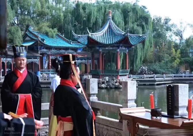 雲南漢服2019年端午 6月7日 同時在世博園 金殿 昙花寺 大观楼 举行 6月8号继续 所有公园除大观楼都可以穿漢服免費進入 要參加的漢服寶寶 自己掃碼入群 填報名表 世博園有漢服賽龍舟 金殿有漢服集市 昙花寺可以射箭 一天玩不下来第二天继续 社团和漢服同袍占领全昆明 哈哈哈哈哈 6月7 8 9 三天晚上市中心南强街漢服集市繼續