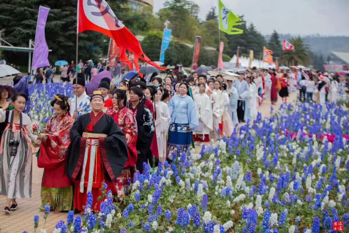 雲南漢服2019年端午 6月7日 同時在世博園 金殿 昙花寺 大观楼 举行 6月8号继续 所有公园除大观楼都可以穿漢服免費進入 要參加的漢服寶寶 自己掃碼入群 填報名表 世博園有漢服賽龍舟 金殿有漢服集市 昙花寺可以射箭 一天玩不下来第二天继续 社团和漢服同袍占领全昆明 哈哈哈哈哈 6月7 8 9 三天晚上市中心南强街漢服集市繼續
