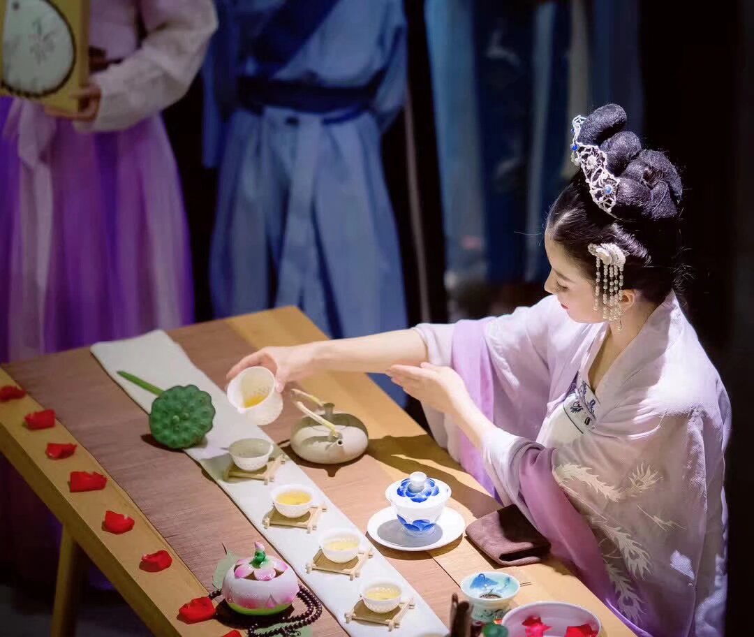 5月10日中午 漢服 點茶茶藝活動 喜歡茶藝文化的寶寶 要去請11點半之前到達名額有限 高級內部評鑑會 參與者需穿漢服 掃描入群 非社團成員不能參加