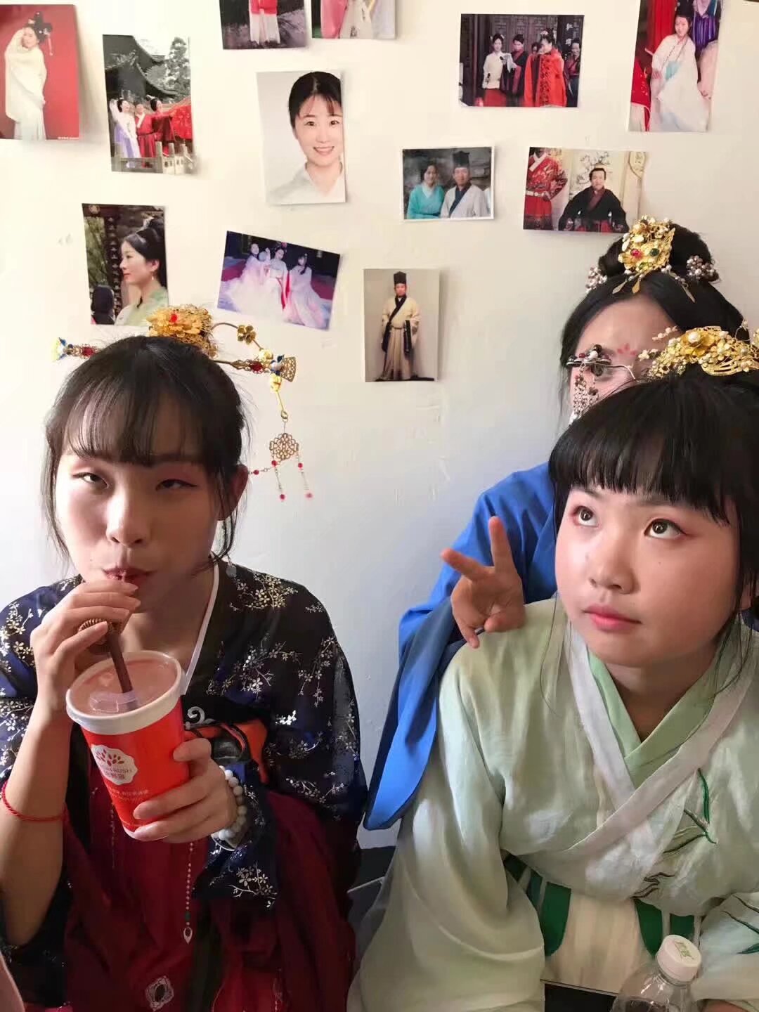 明天早上世博园要一个化妆师 要求 自带头饰和发包 10 点出现 要去的给我看作品 扫码入群