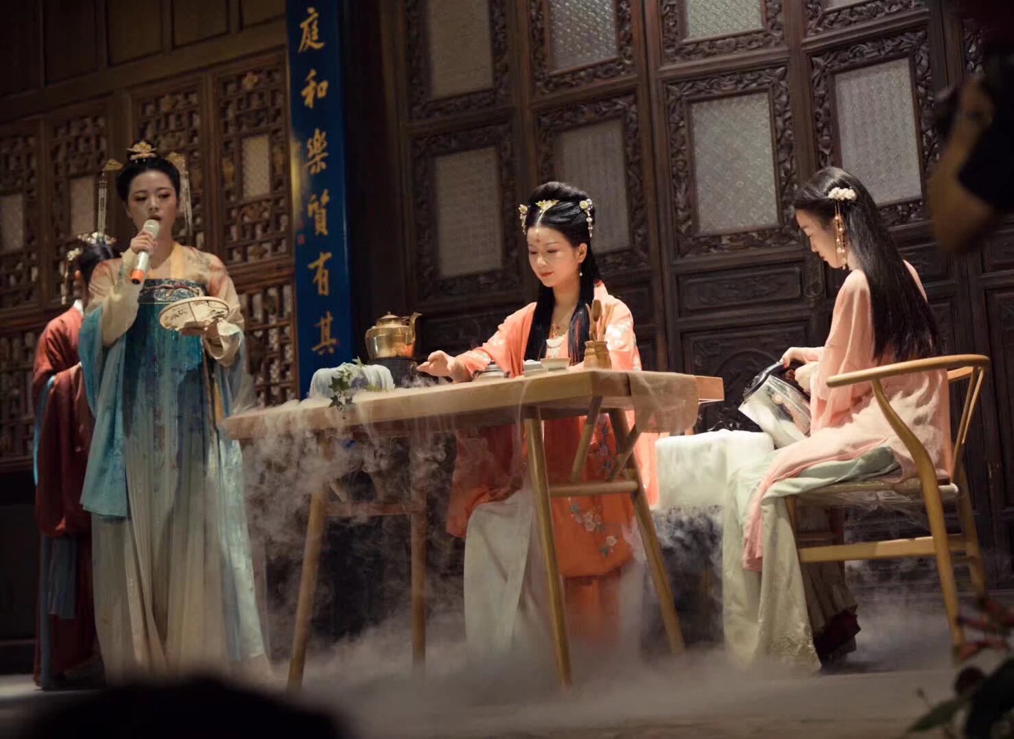 5月4日 世博园汉服活动第四天 中午十二点 大舞台 茶艺表演 一点盆景园茶会 穿汉服都可以免费进入世博园 茶会由著名的茶艺艺术家 钱柯含老师 主持 
扫码入群     钱柯含2013年第二届云南民族茶文化形象大使，云南省第五届茶艺师大赛裁判员，国家茶馆等级评比高级培训师；国家职业技能鉴定考评员；云南省著名茶道艺术家； 昆明茶叶行业协会茶道学会特聘专家；2016年云南省高等学校茶艺职业技能大赛裁判员；2017年全国十佳茶艺培训师；云南汉服特聘艺术总监。从事茶艺茶道工作 多年，擅长茶艺茶道编排及演绎，茶会策划，茶馆运营，传统文化礼仪，秉承云南茶人精神，致力于传播云南民族茶文化，服务推进茶叶从业人员技能鉴定和人才培养工作。