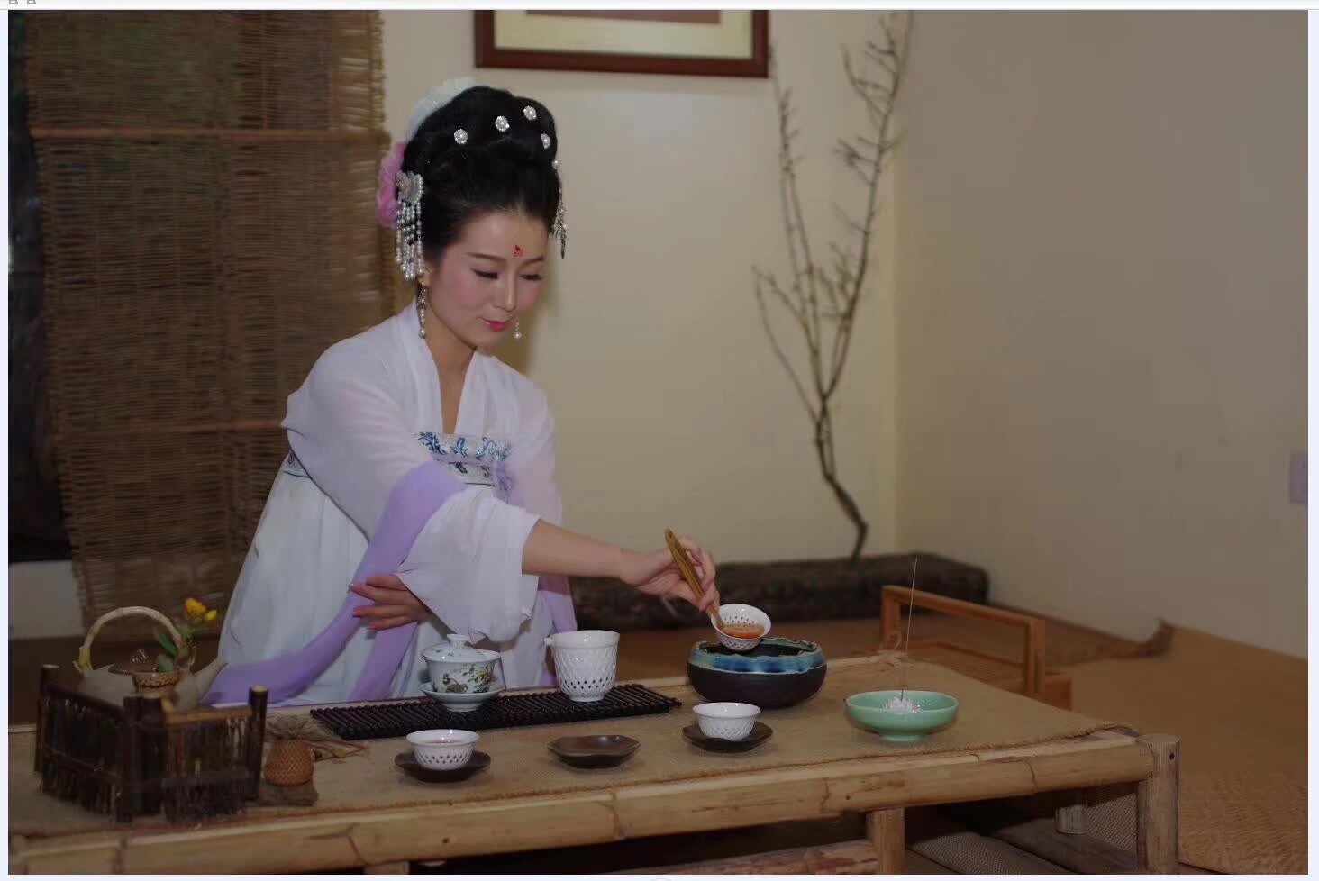 5月4日 世博园汉服活动第四天 中午十二点 大舞台 茶艺表演 一点盆景园茶会 穿汉服都可以免费进入世博园 茶会由著名的茶艺艺术家 钱柯含老师 主持 
扫码入群     钱柯含2013年第二届云南民族茶文化形象大使，云南省第五届茶艺师大赛裁判员，国家茶馆等级评比高级培训师；国家职业技能鉴定考评员；云南省著名茶道艺术家； 昆明茶叶行业协会茶道学会特聘专家；2016年云南省高等学校茶艺职业技能大赛裁判员；2017年全国十佳茶艺培训师；云南汉服特聘艺术总监。从事茶艺茶道工作 多年，擅长茶艺茶道编排及演绎，茶会策划，茶馆运营，传统文化礼仪，秉承云南茶人精神，致力于传播云南民族茶文化，服务推进茶叶从业人员技能鉴定和人才培养工作。