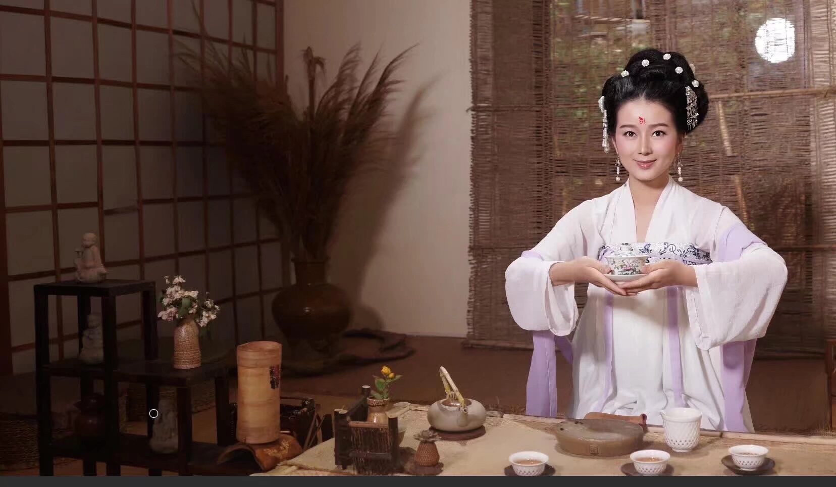 5月4日 世博园汉服活动第四天 中午十二点 大舞台 茶艺表演 一点盆景园茶会 穿汉服都可以免费进入世博园 茶会由著名的茶艺艺术家 钱柯含老师 主持 
扫码入群     钱柯含2013年第二届云南民族茶文化形象大使，云南省第五届茶艺师大赛裁判员，国家茶馆等级评比高级培训师；国家职业技能鉴定考评员；云南省著名茶道艺术家； 昆明茶叶行业协会茶道学会特聘专家；2016年云南省高等学校茶艺职业技能大赛裁判员；2017年全国十佳茶艺培训师；云南汉服特聘艺术总监。从事茶艺茶道工作 多年，擅长茶艺茶道编排及演绎，茶会策划，茶馆运营，传统文化礼仪，秉承云南茶人精神，致力于传播云南民族茶文化，服务推进茶叶从业人员技能鉴定和人才培养工作。