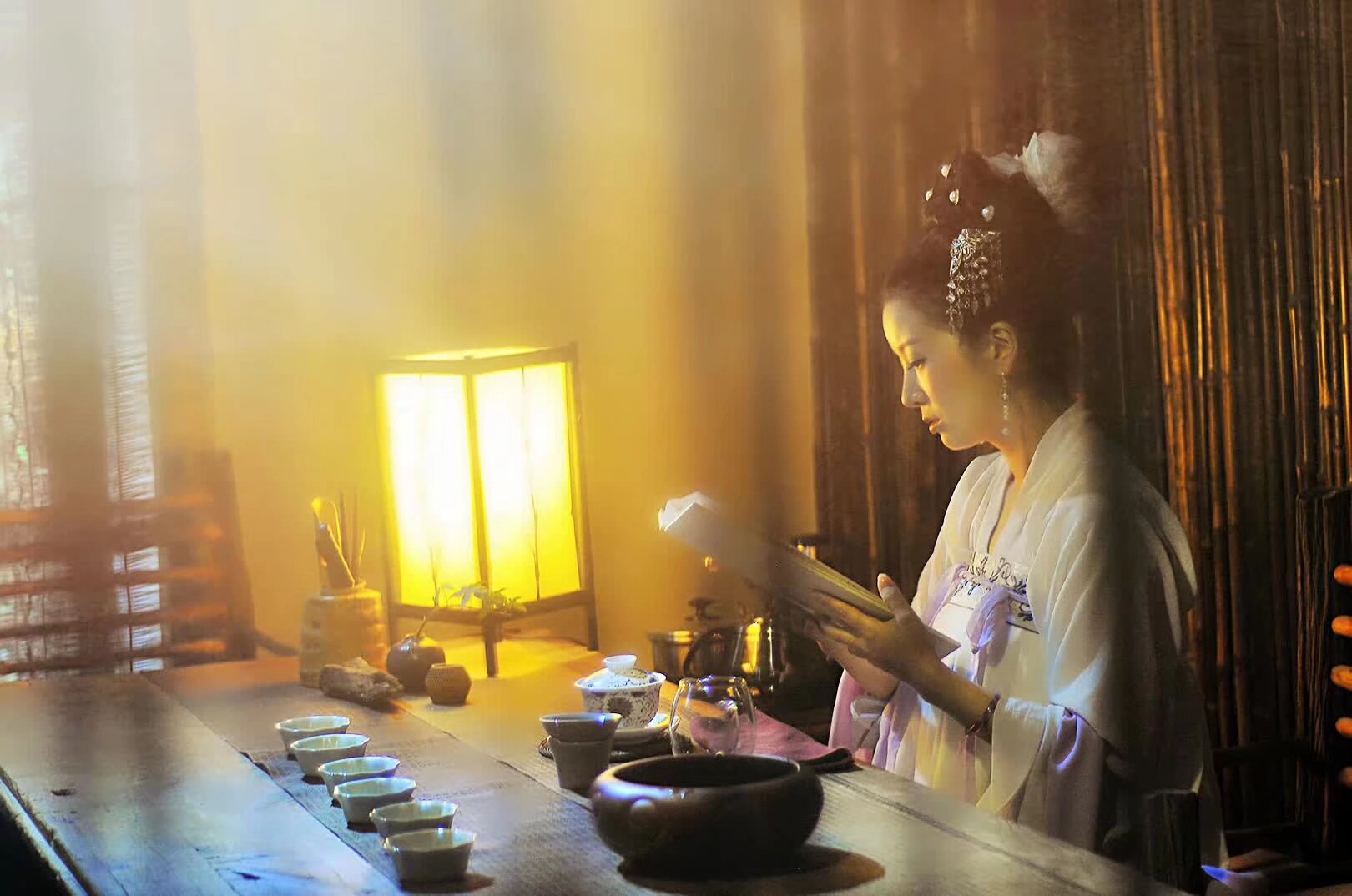 5月4日 世博园汉服活动第四天 中午十二点 大舞台 茶艺表演 一点盆景园茶会 穿汉服都可以免费进入世博园 茶会由著名的茶艺艺术家 钱柯含老师 主持 
扫码入群     钱柯含2013年第二届云南民族茶文化形象大使，云南省第五届茶艺师大赛裁判员，国家茶馆等级评比高级培训师；国家职业技能鉴定考评员；云南省著名茶道艺术家； 昆明茶叶行业协会茶道学会特聘专家；2016年云南省高等学校茶艺职业技能大赛裁判员；2017年全国十佳茶艺培训师；云南汉服特聘艺术总监。从事茶艺茶道工作 多年，擅长茶艺茶道编排及演绎，茶会策划，茶馆运营，传统文化礼仪，秉承云南茶人精神，致力于传播云南民族茶文化，服务推进茶叶从业人员技能鉴定和人才培养工作。
