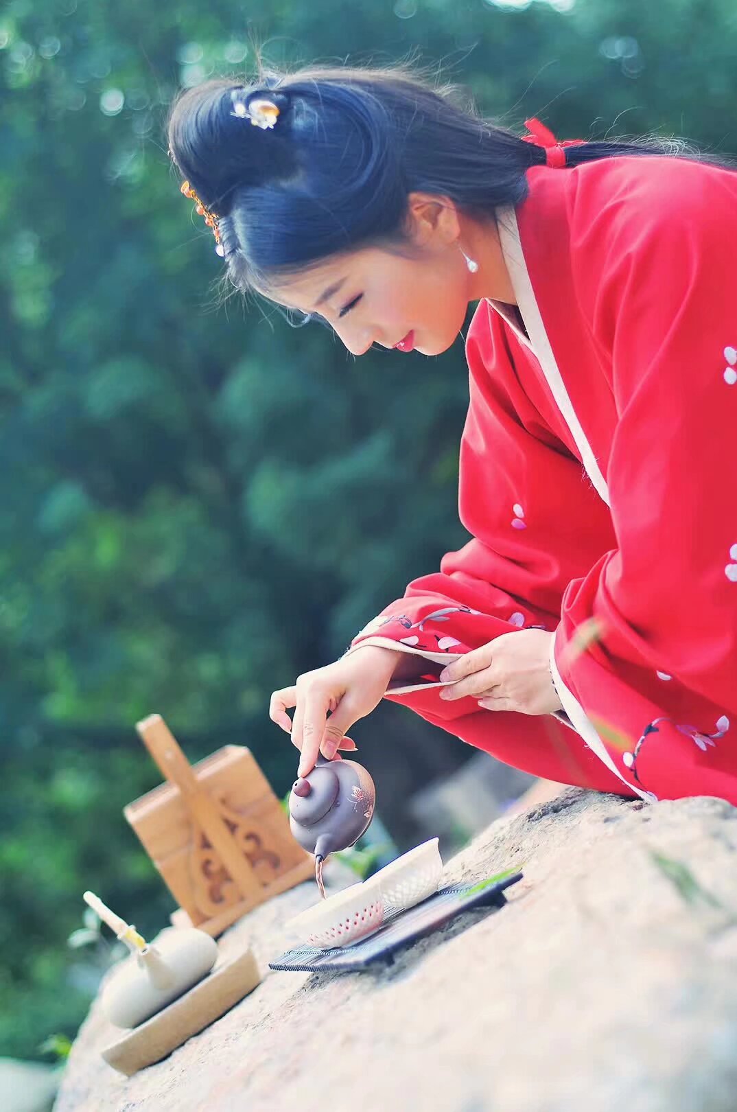 5月4日 世博园汉服活动第四天 中午十二点 大舞台 茶艺表演 一点盆景园茶会 穿汉服都可以免费进入世博园 茶会由著名的茶艺艺术家 钱柯含老师 主持 
扫码入群     钱柯含2013年第二届云南民族茶文化形象大使，云南省第五届茶艺师大赛裁判员，国家茶馆等级评比高级培训师；国家职业技能鉴定考评员；云南省著名茶道艺术家； 昆明茶叶行业协会茶道学会特聘专家；2016年云南省高等学校茶艺职业技能大赛裁判员；2017年全国十佳茶艺培训师；云南汉服特聘艺术总监。从事茶艺茶道工作 多年，擅长茶艺茶道编排及演绎，茶会策划，茶馆运营，传统文化礼仪，秉承云南茶人精神，致力于传播云南民族茶文化，服务推进茶叶从业人员技能鉴定和人才培养工作。