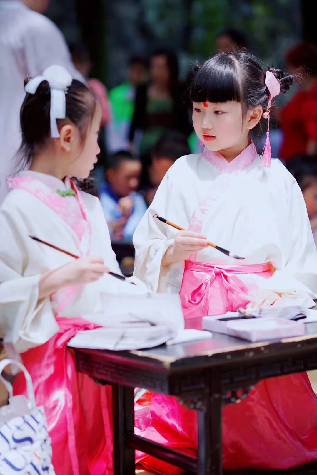 5月1日 下午 西城时代广场 传统开笔礼活动报名 年龄4岁以上就都可以 需家长陪同 各类学校机构私塾妈妈群欢迎集体报名 费用全免 名额40 联系电话微信15887217778 要参加的家庭扫码入群