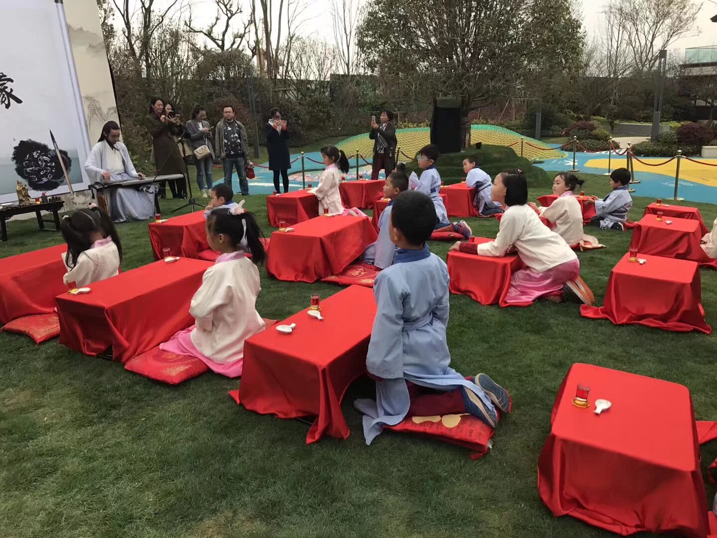5月1日 下午 西城时代广场 传统开笔礼活动报名 年龄4岁以上就都可以 需家长陪同 各类学校机构私塾妈妈群欢迎集体报名 费用全免 名额40 联系电话微信15887217778 要参加的家庭扫码入群