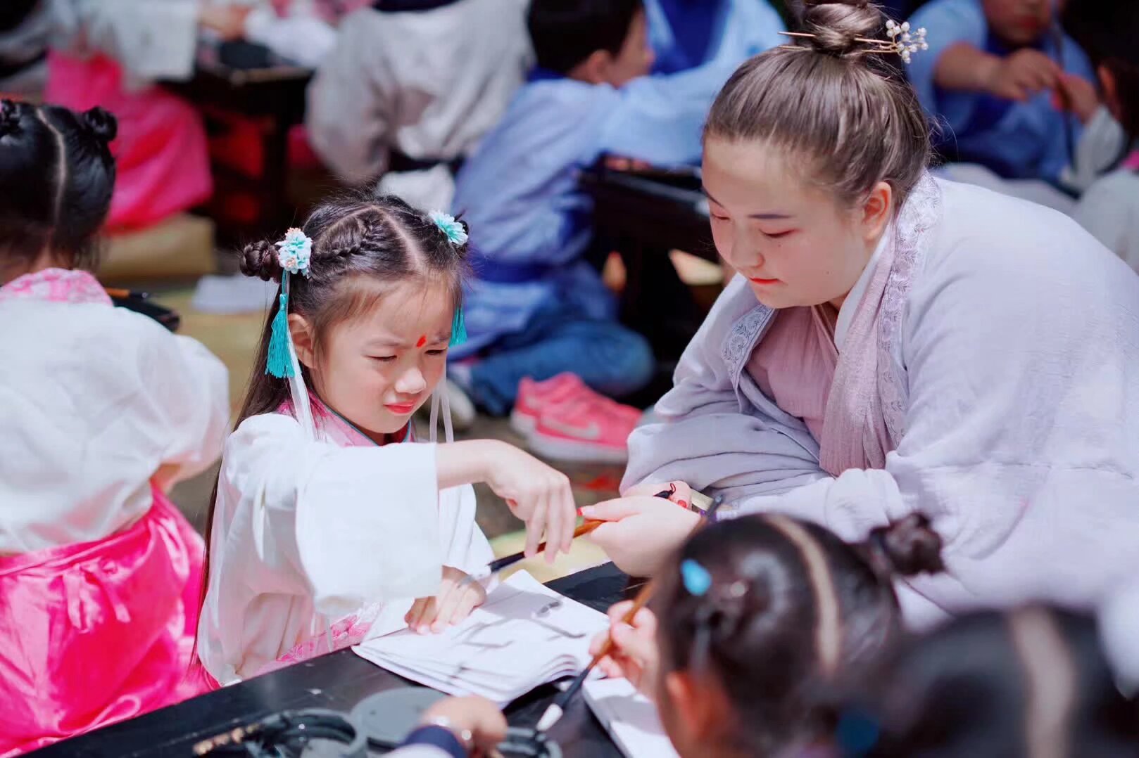 5月1日 下午 西城时代广场 传统开笔礼活动报名 年龄4岁以上就都可以 需家长陪同 各类学校机构私塾妈妈群欢迎集体报名 费用全免 名额40 联系电话微信15887217778 要参加的家庭扫码入群