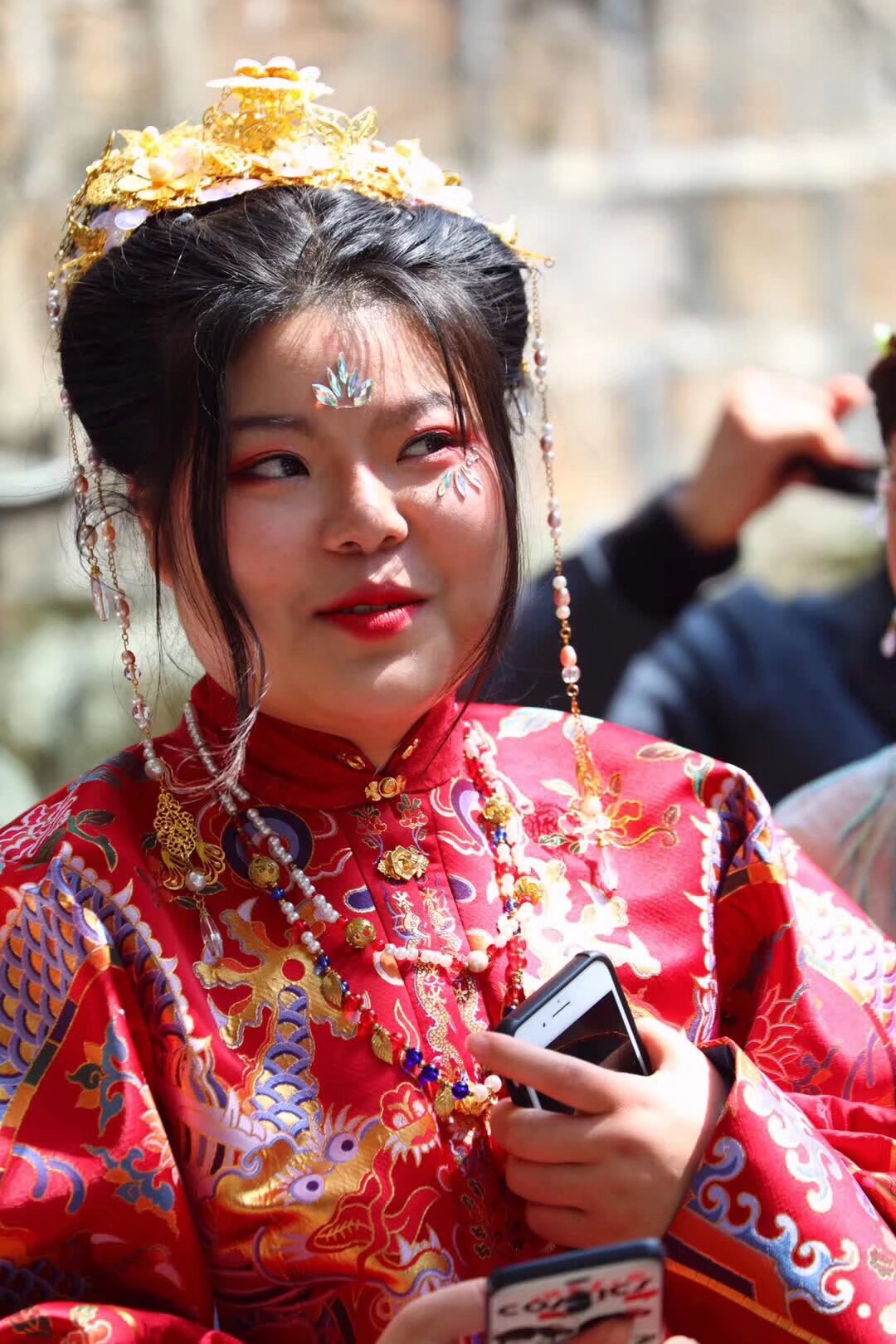2019年5月1日99世博會 1234日 邀請全國同袍參加 漢服巡遊  入园需要 在云南汉服报名系统有登记 并穿汉服才能进入 进门的时候要对Sid 第二轮报名 扫码入群 雅集和文艺演出需要大量有才艺的小帅哥和主持人 演出时间 一日下午和二号早上 扫文艺演出的群