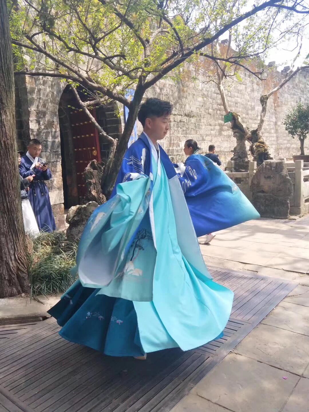 2019年5月1日99世博會 1234日 邀請全國同袍參加 漢服巡遊  入园需要 在云南汉服报名系统有登记 并穿汉服才能进入 进门的时候要对Sid 第二轮报名 扫码入群 雅集和文艺演出需要大量有才艺的小帅哥和主持人 演出时间 一日下午和二号早上 扫文艺演出的群